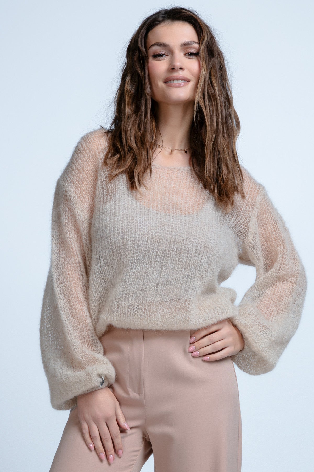 Lekki sweter mgiełka z dekoltem w serek z wełny alpaki beżowy - 1