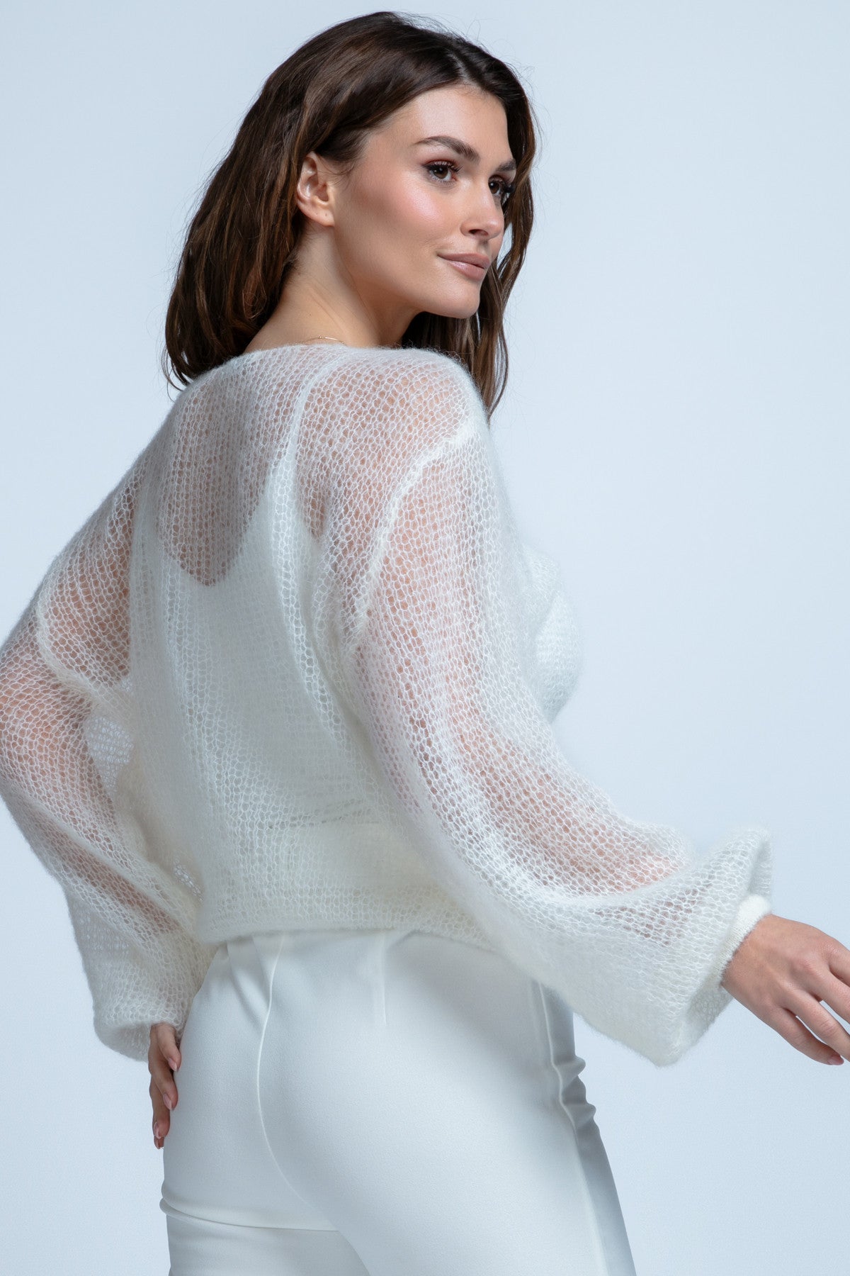 Lekki sweter mgiełka z dekoltem w serek z wełny alpaki ecru - 3