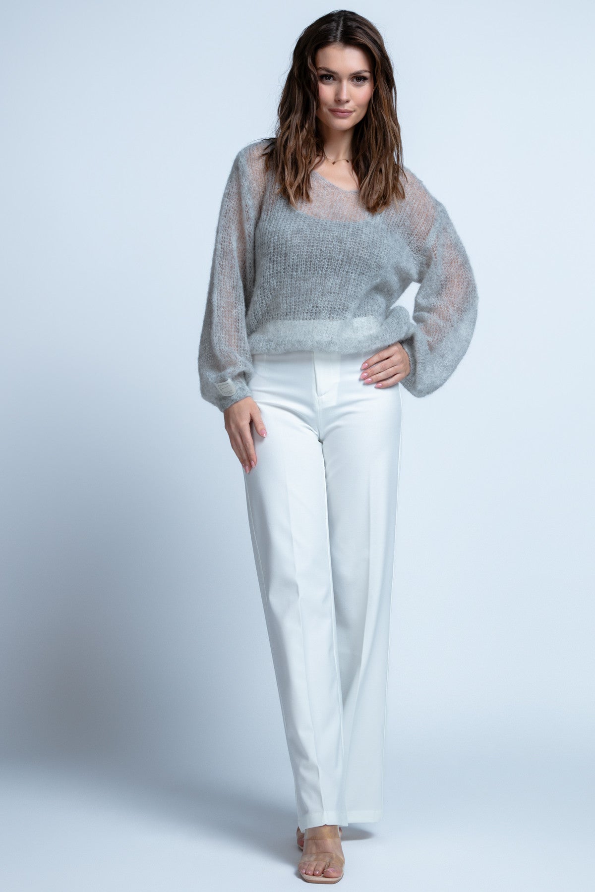 Lekki sweter mgiełka z dekoltem w serek z wełny alpaki szary - 1