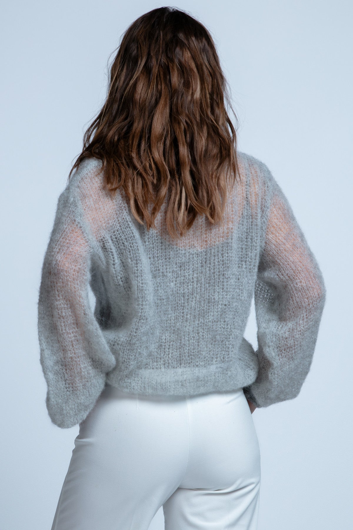 Lekki sweter mgiełka z dekoltem w serek z wełny alpaki szary - 3