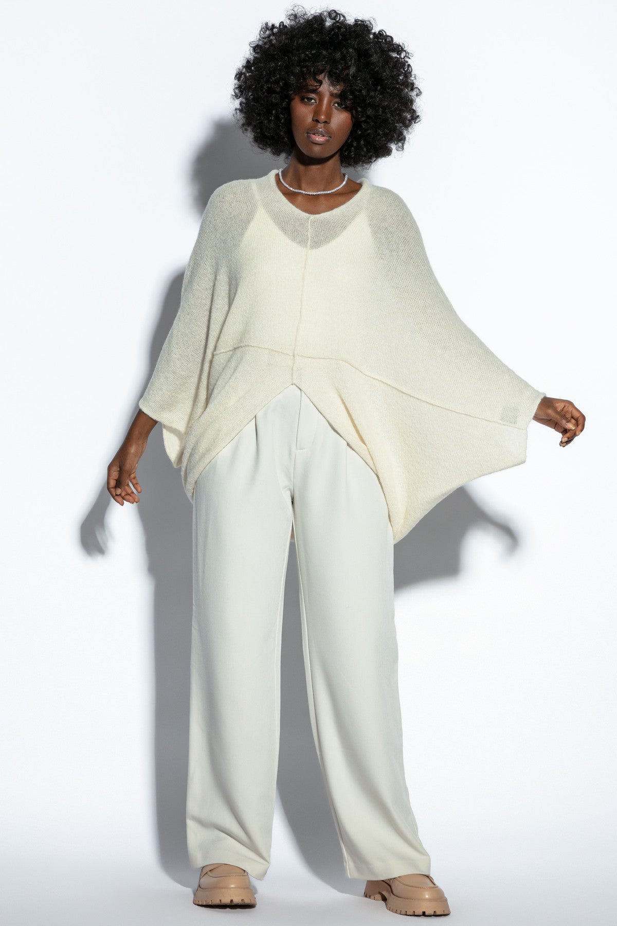 Luźny elegancki jedwabny sweter narzutka ecru - 4