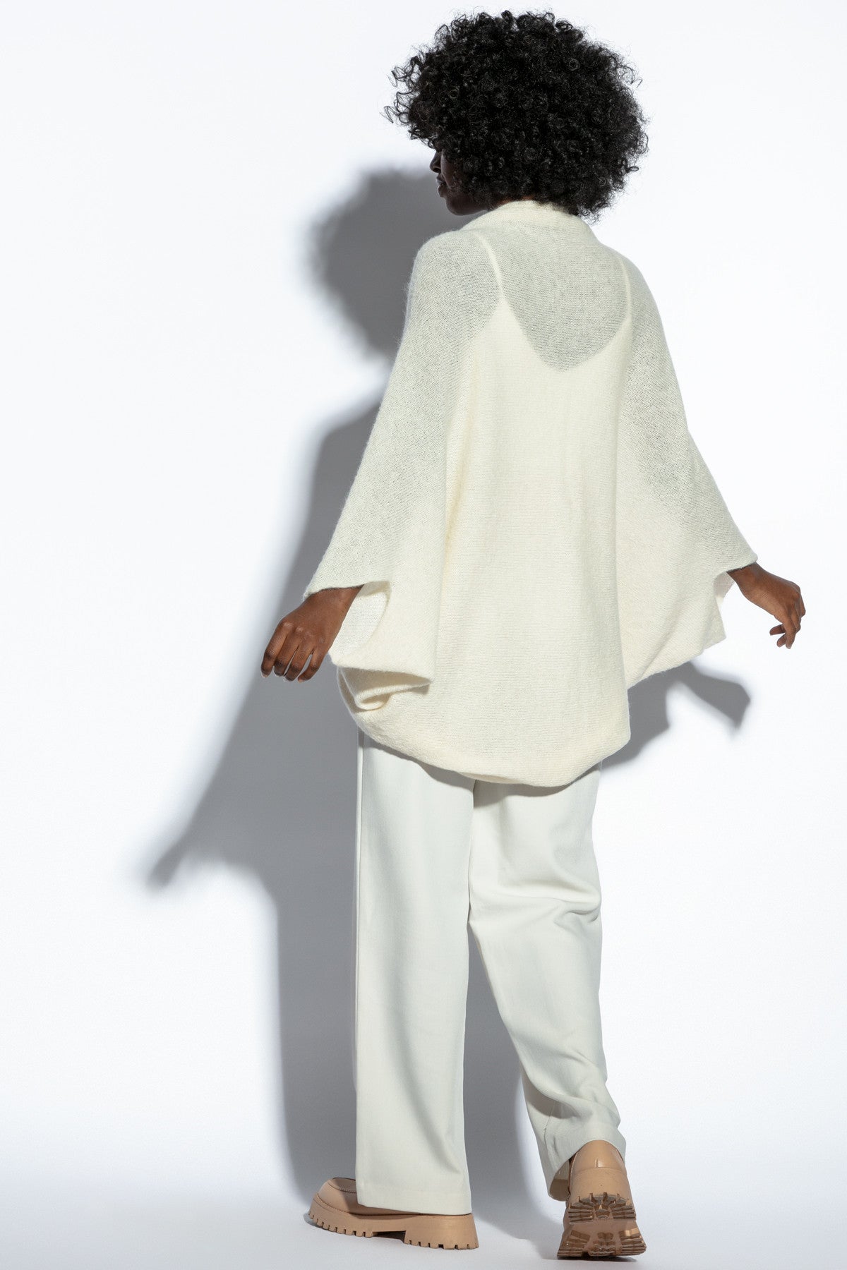 Luźny elegancki jedwabny sweter narzutka ecru - 7