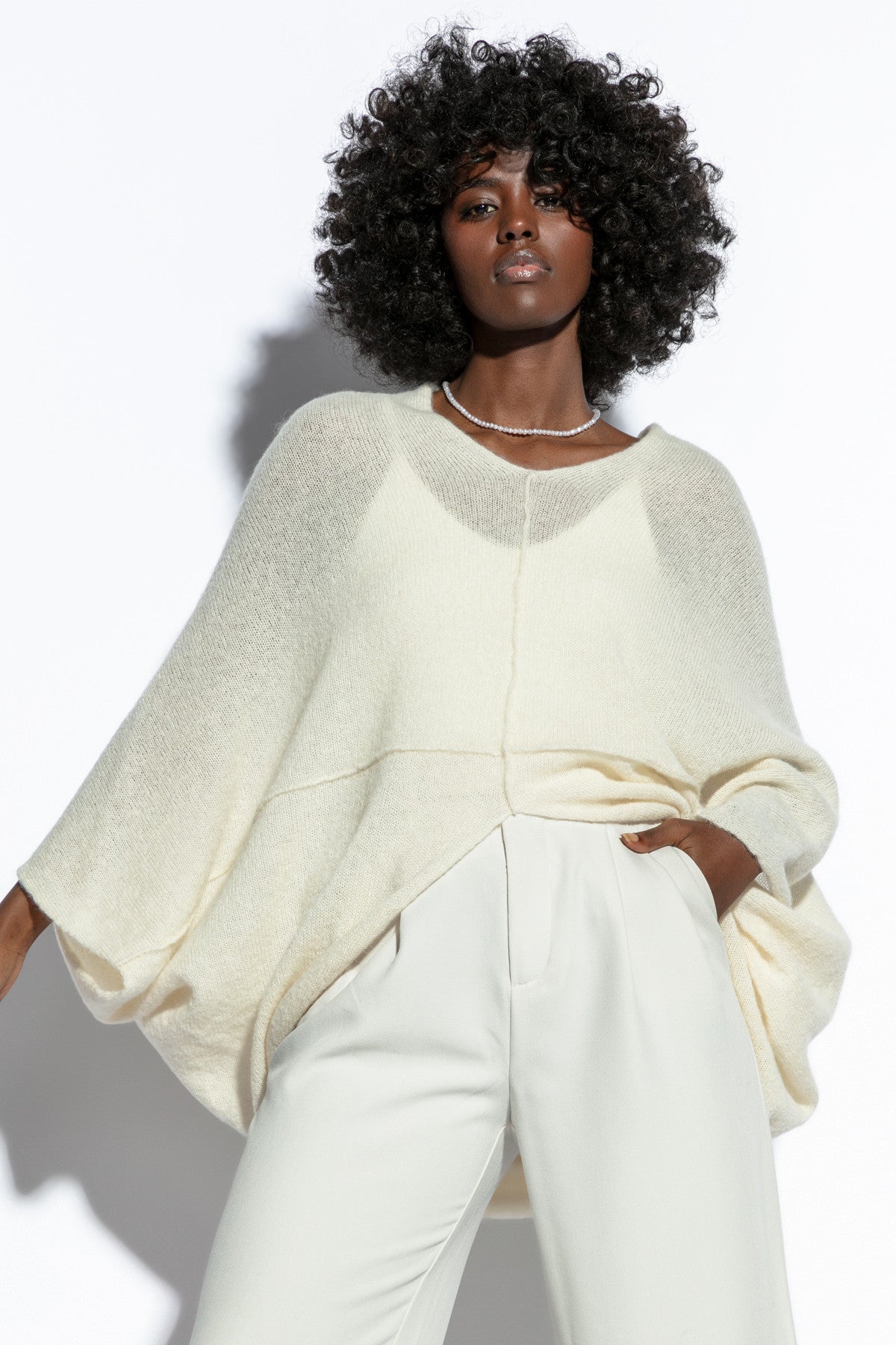 Luźny elegancki jedwabny sweter narzutka ecru - 2