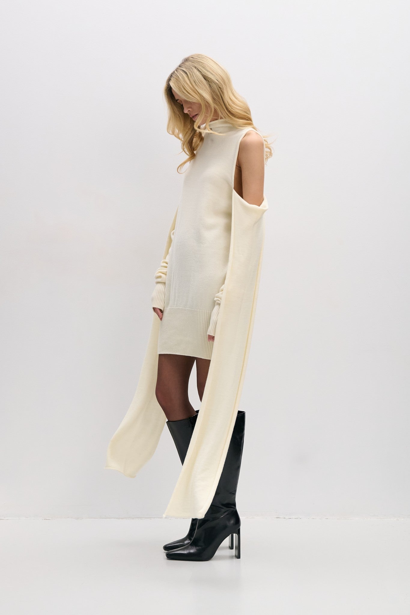 Sukienka sweter z wełny merynos Endless Form ecru - 1