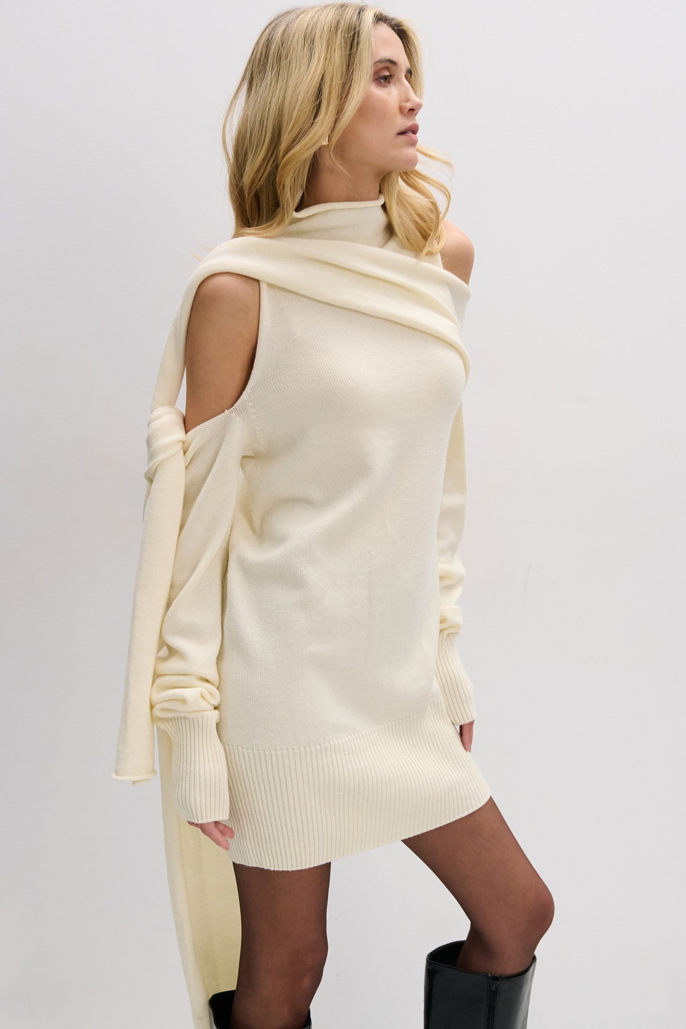 Sukienka sweter z wełny merynos Endless Form ecru - 4