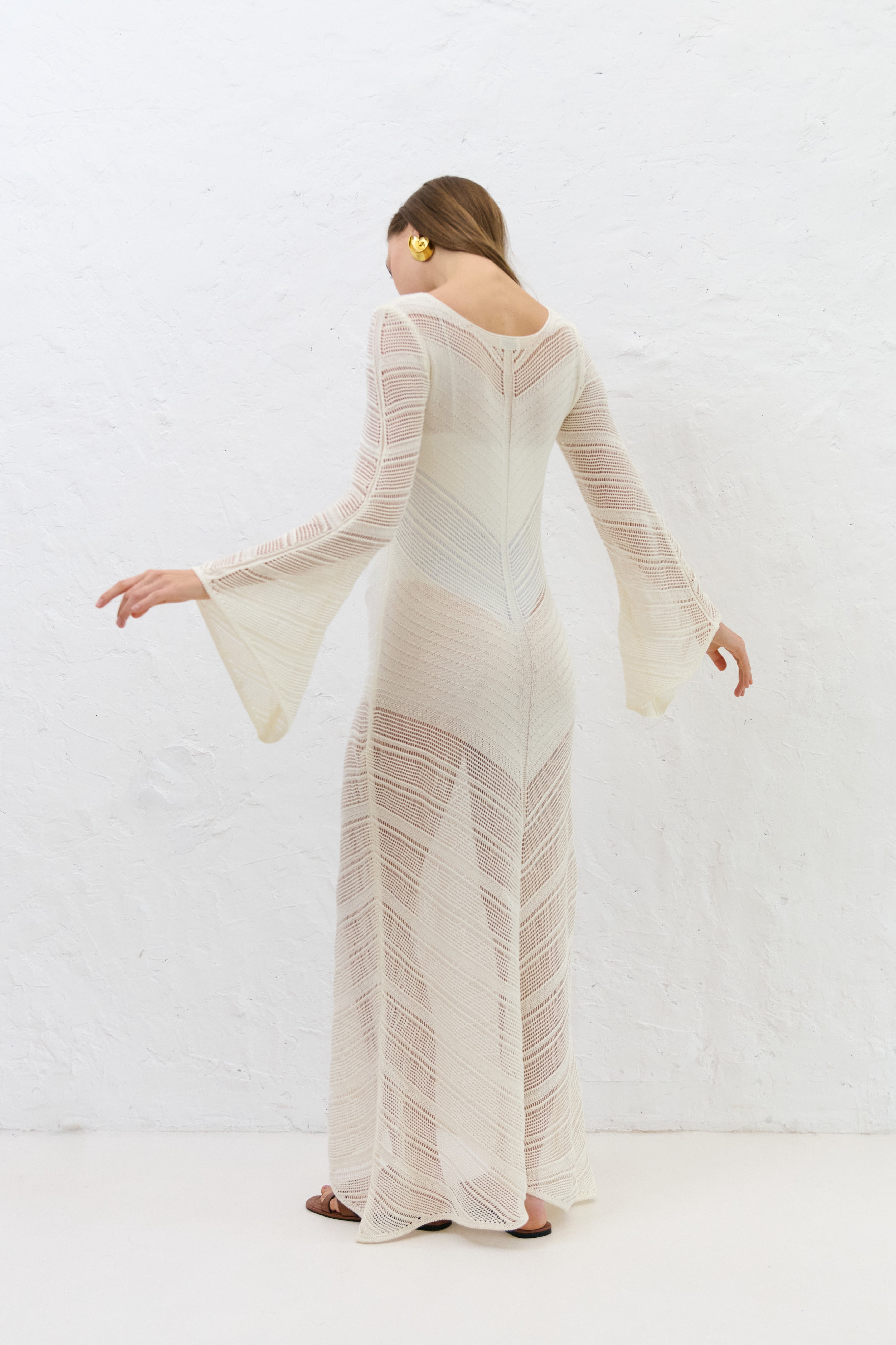 Langes, ecrufarbenes Kleid von Cotton Mirage mit durchbrochenem Muster