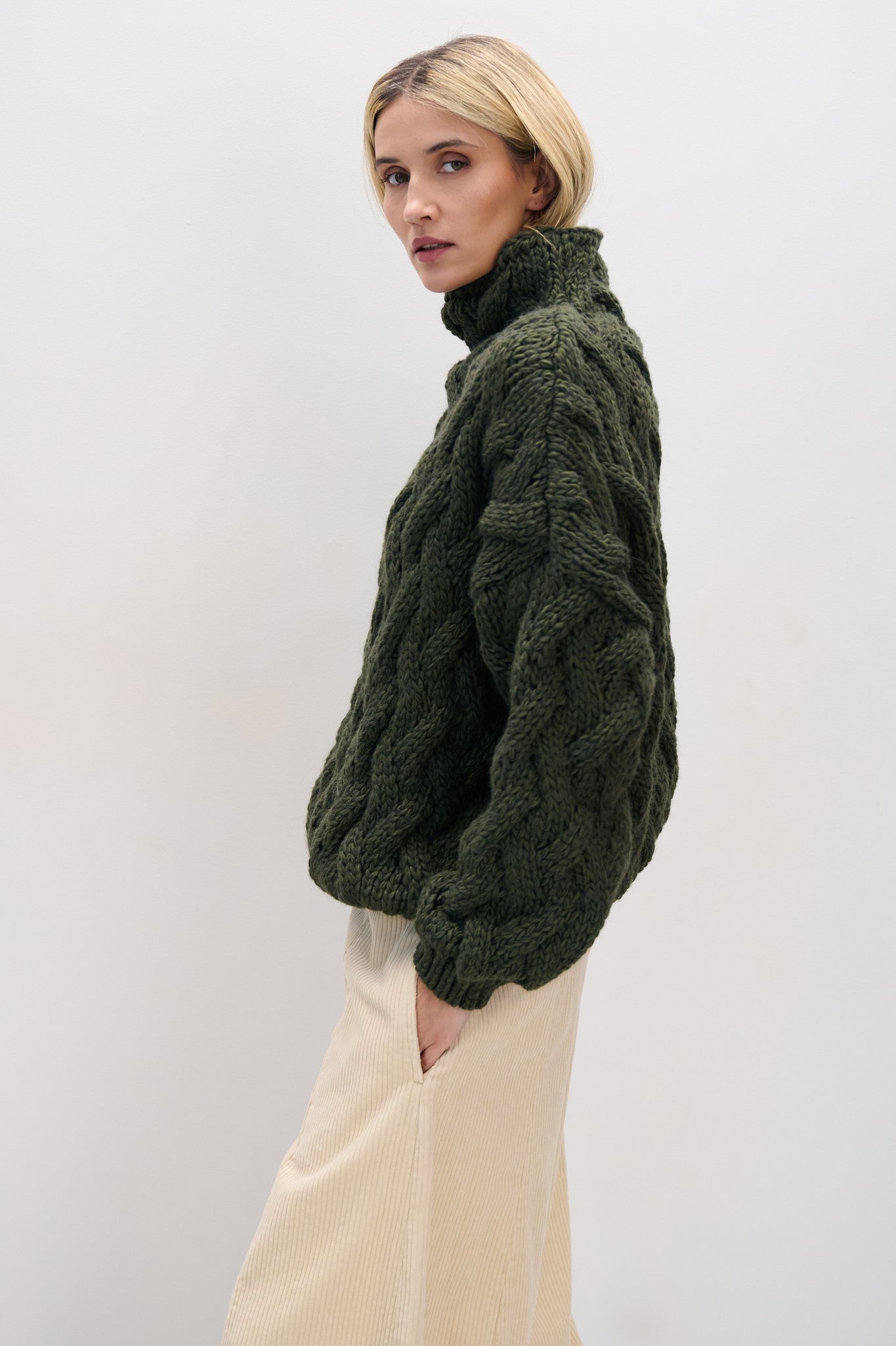 Sweter wełniany gruby z warkoczowym splotem oliwkowy - 2