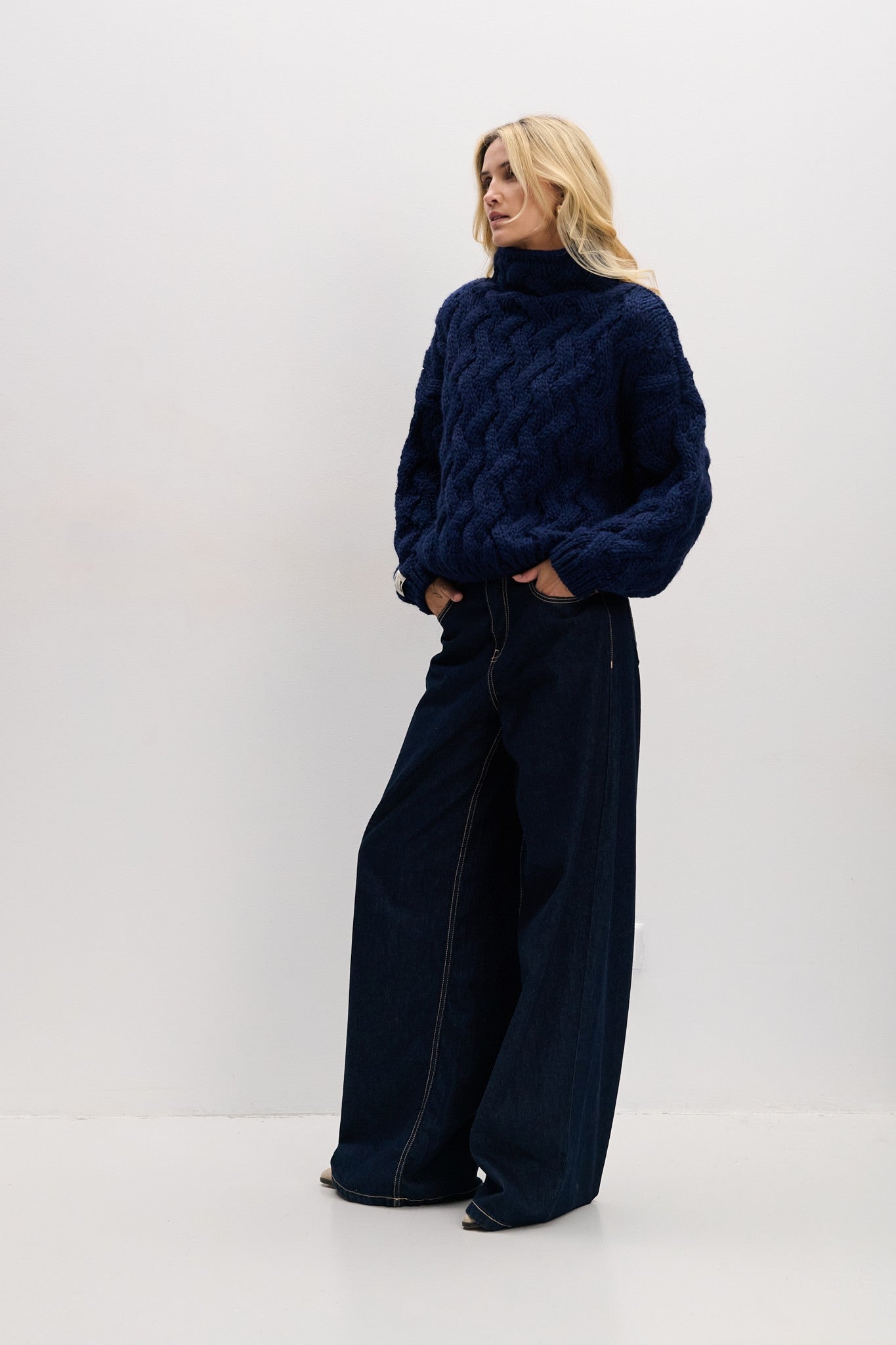 Sweter wełniany gruby z warkoczowym splotem granat granatowy - 3