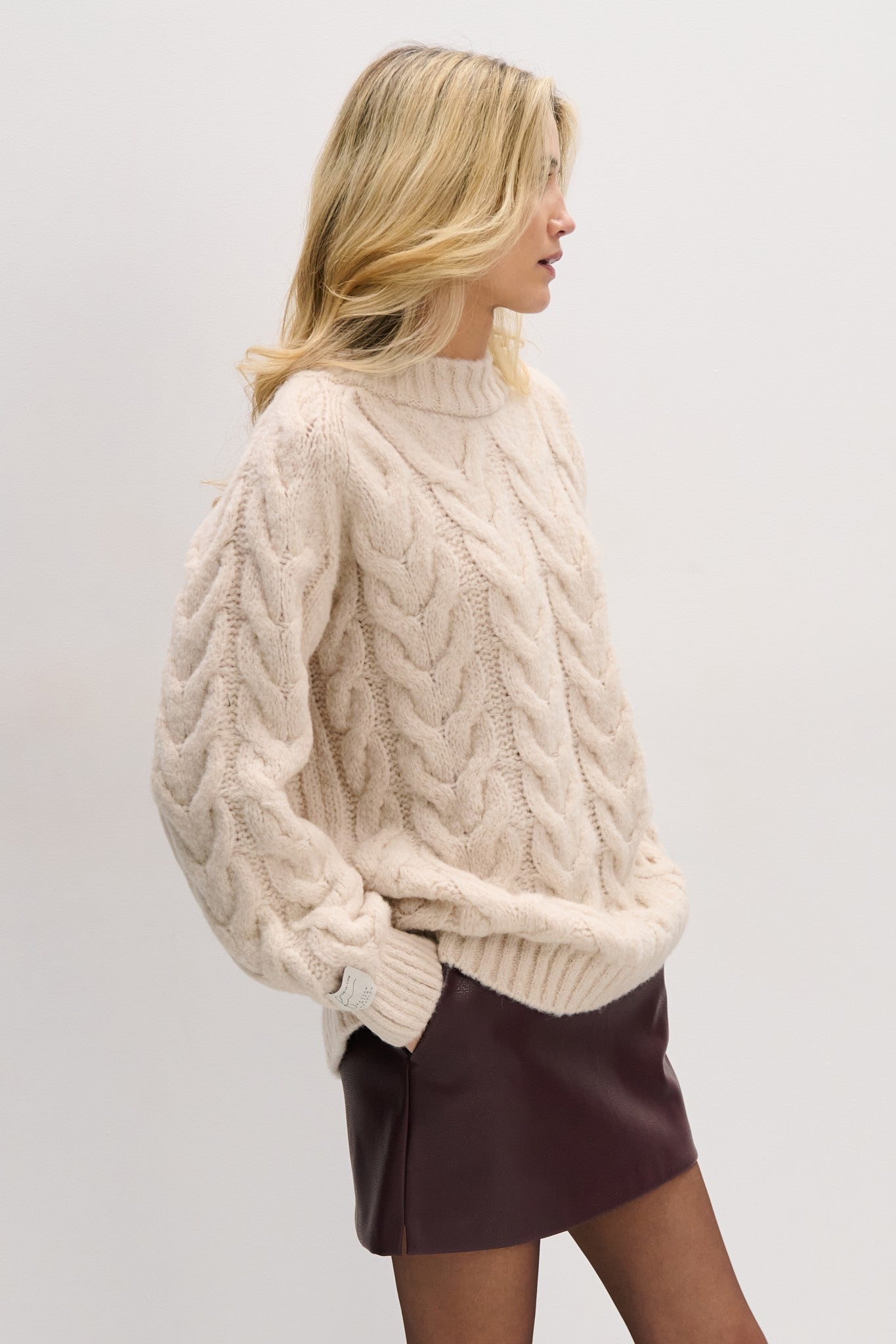 Sweter z dekoltem splot warkocze beżowy - 4