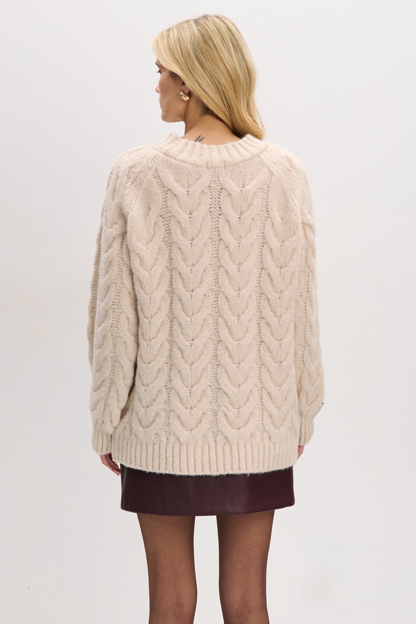 Sweter z dekoltem splot warkocze beżowy - 5
