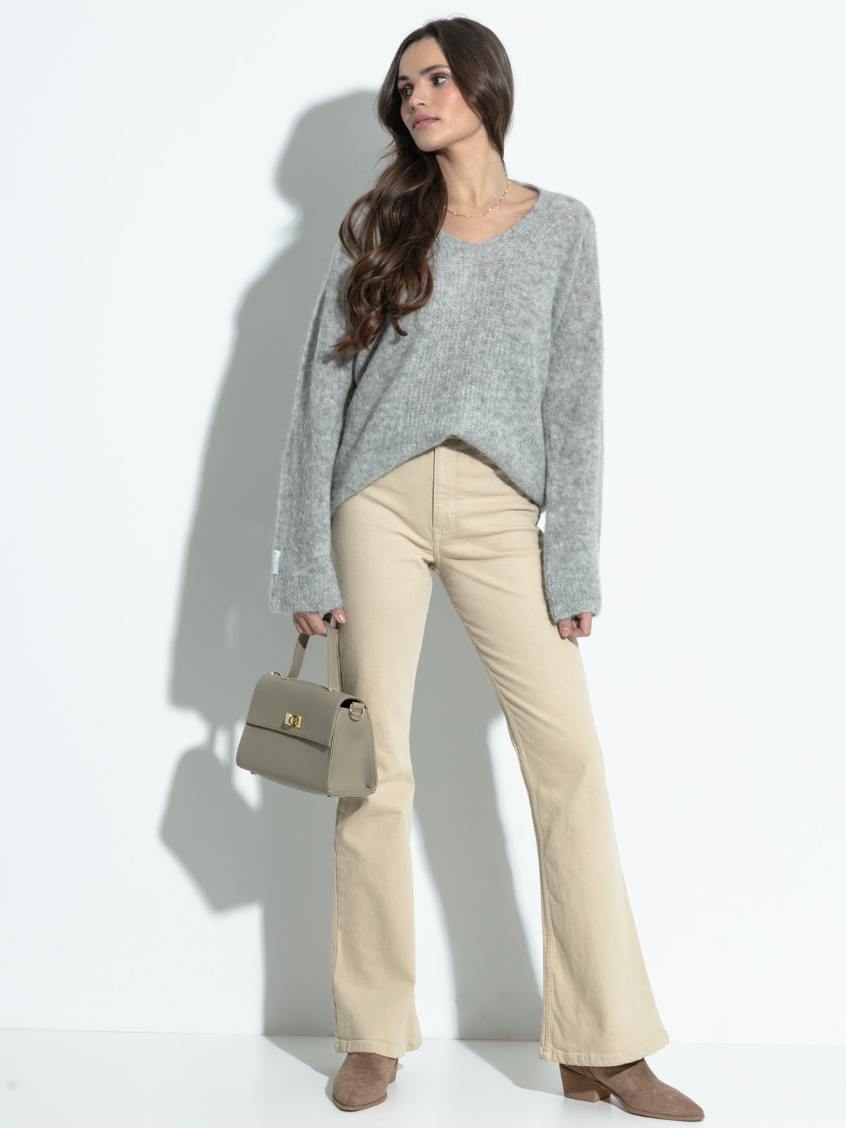 Sweter z dekoltem z wełny alpaki szary - 9