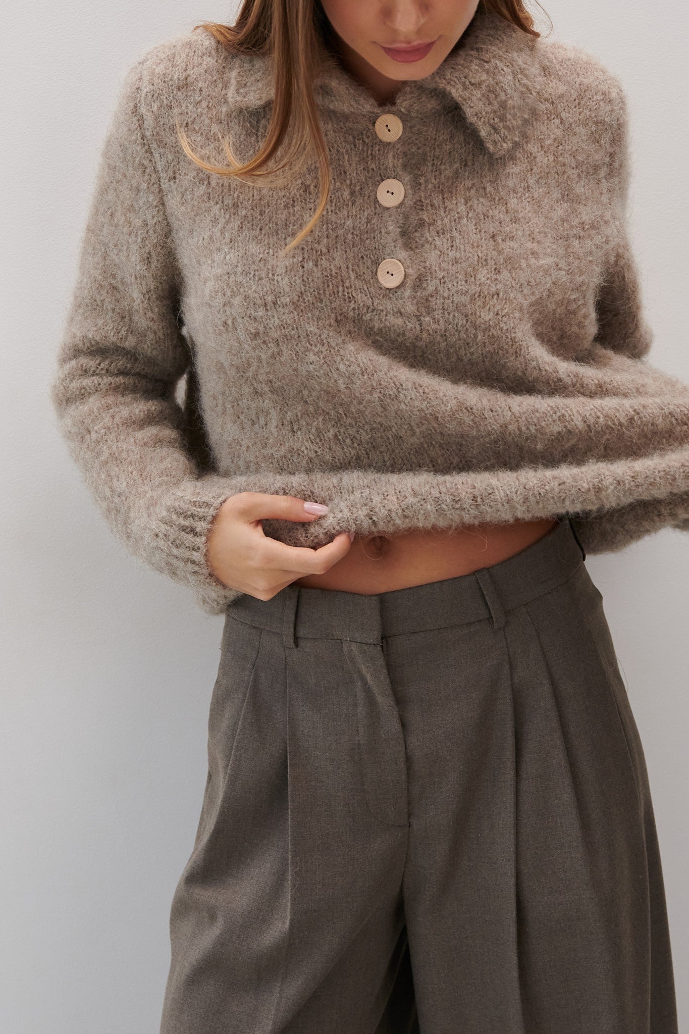 Sweter z wełny alpaki z kołnierzem Earth Embrace beżowy - 2