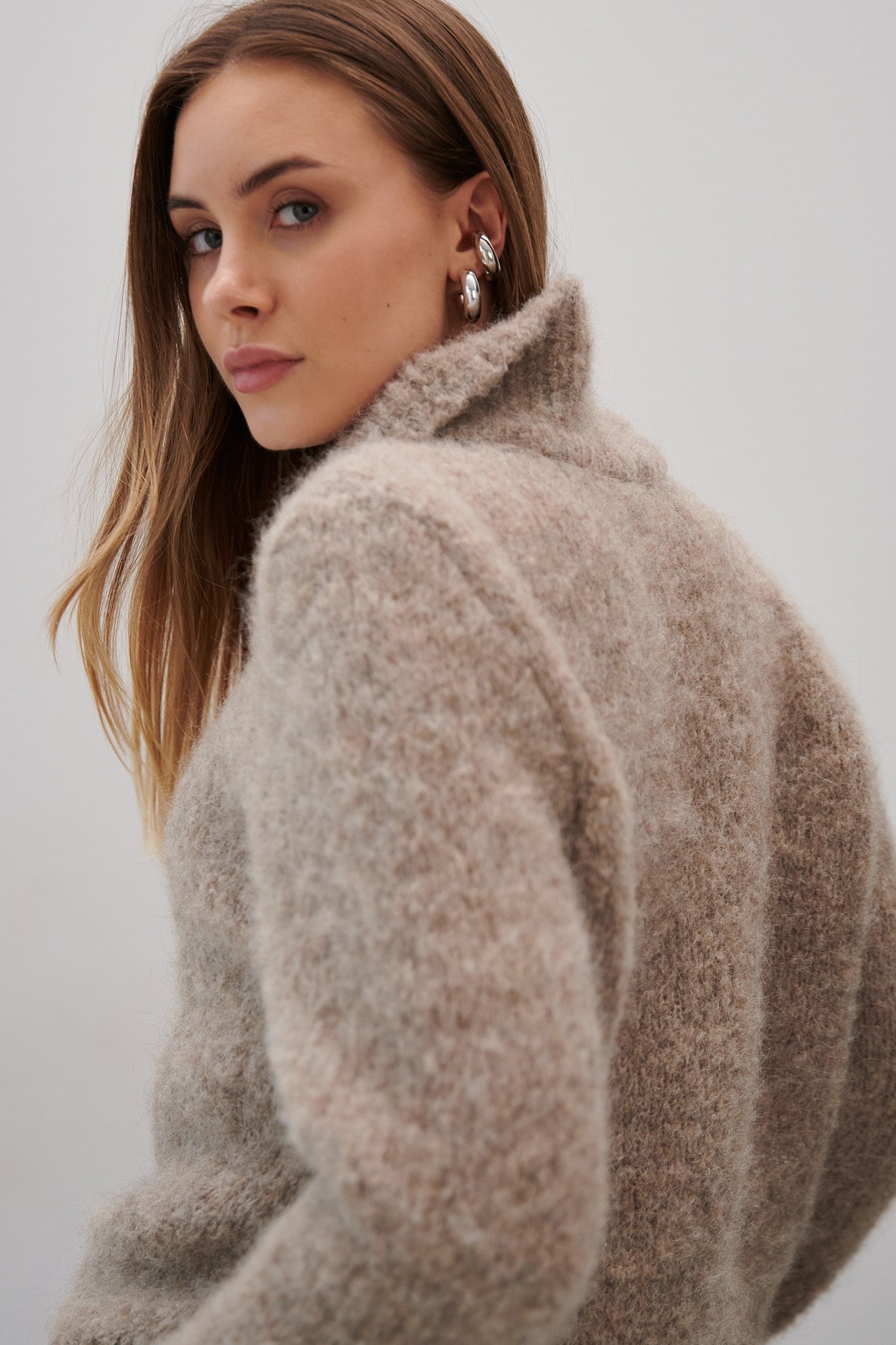 Sweter z wełny alpaki z kołnierzem Earth Embrace beżowy - 5