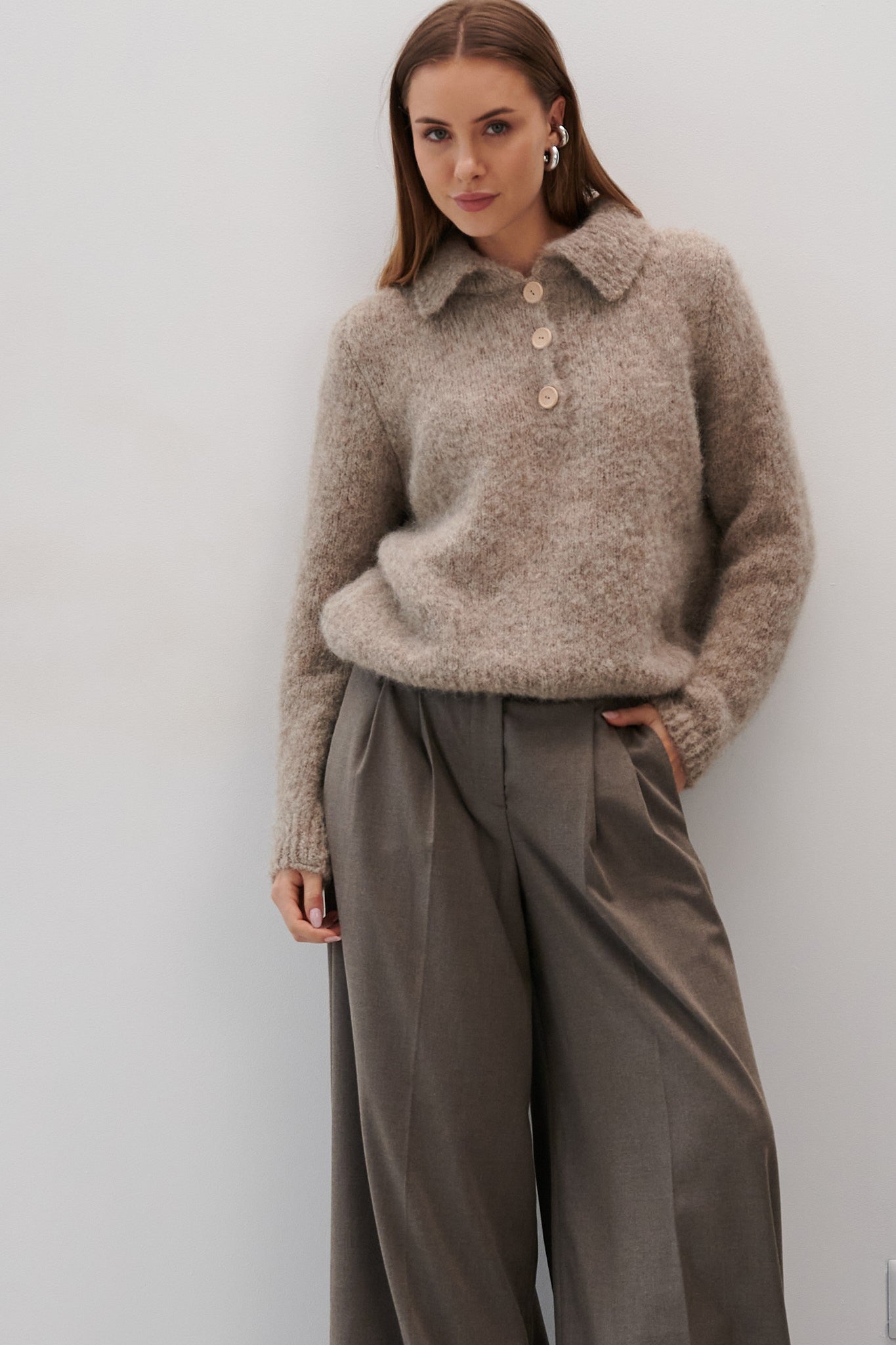 Sweter z wełny alpaki z kołnierzem Earth Embrace beżowy - 1