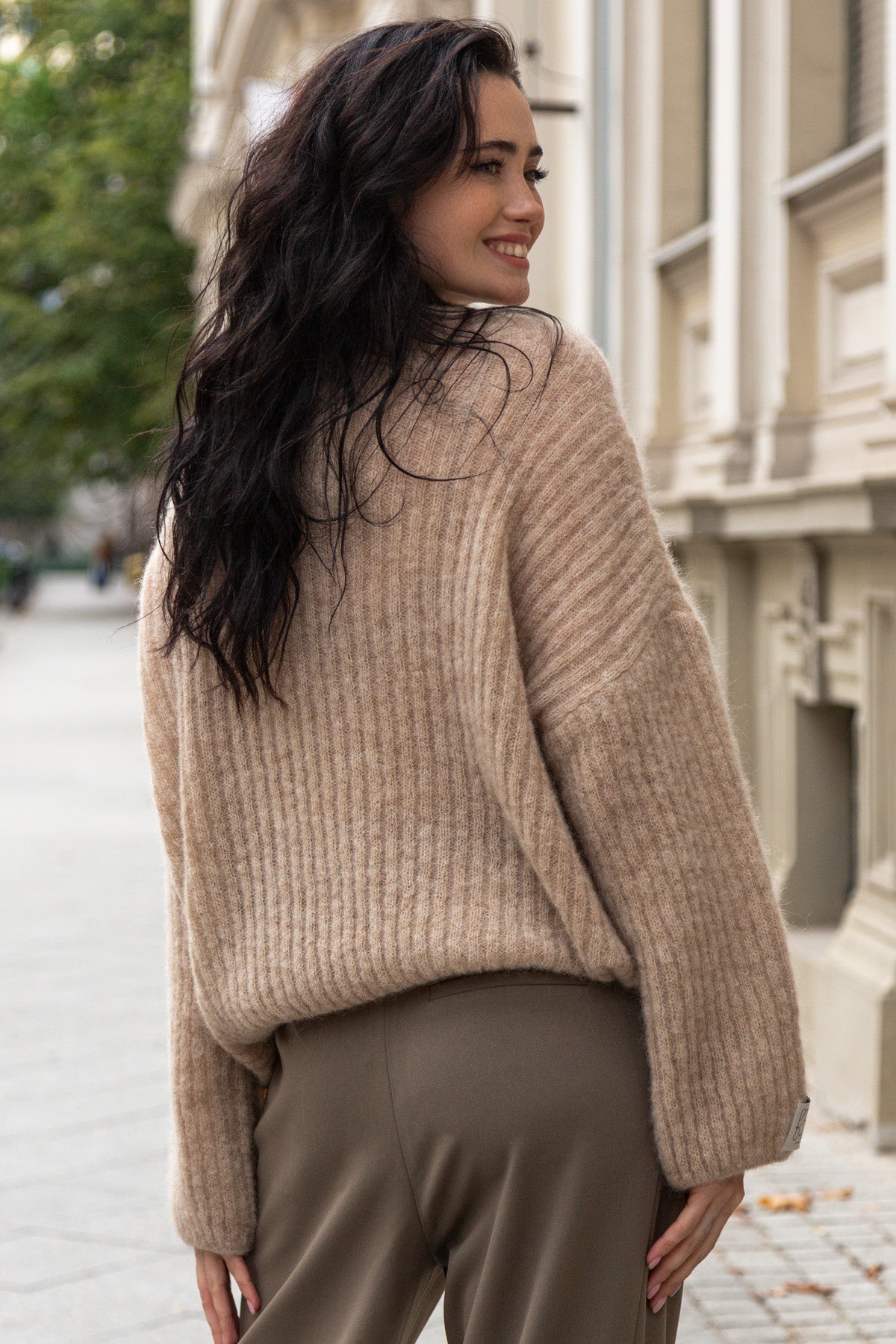 Sweter z wełny alpaki zapinany beżowy - 7