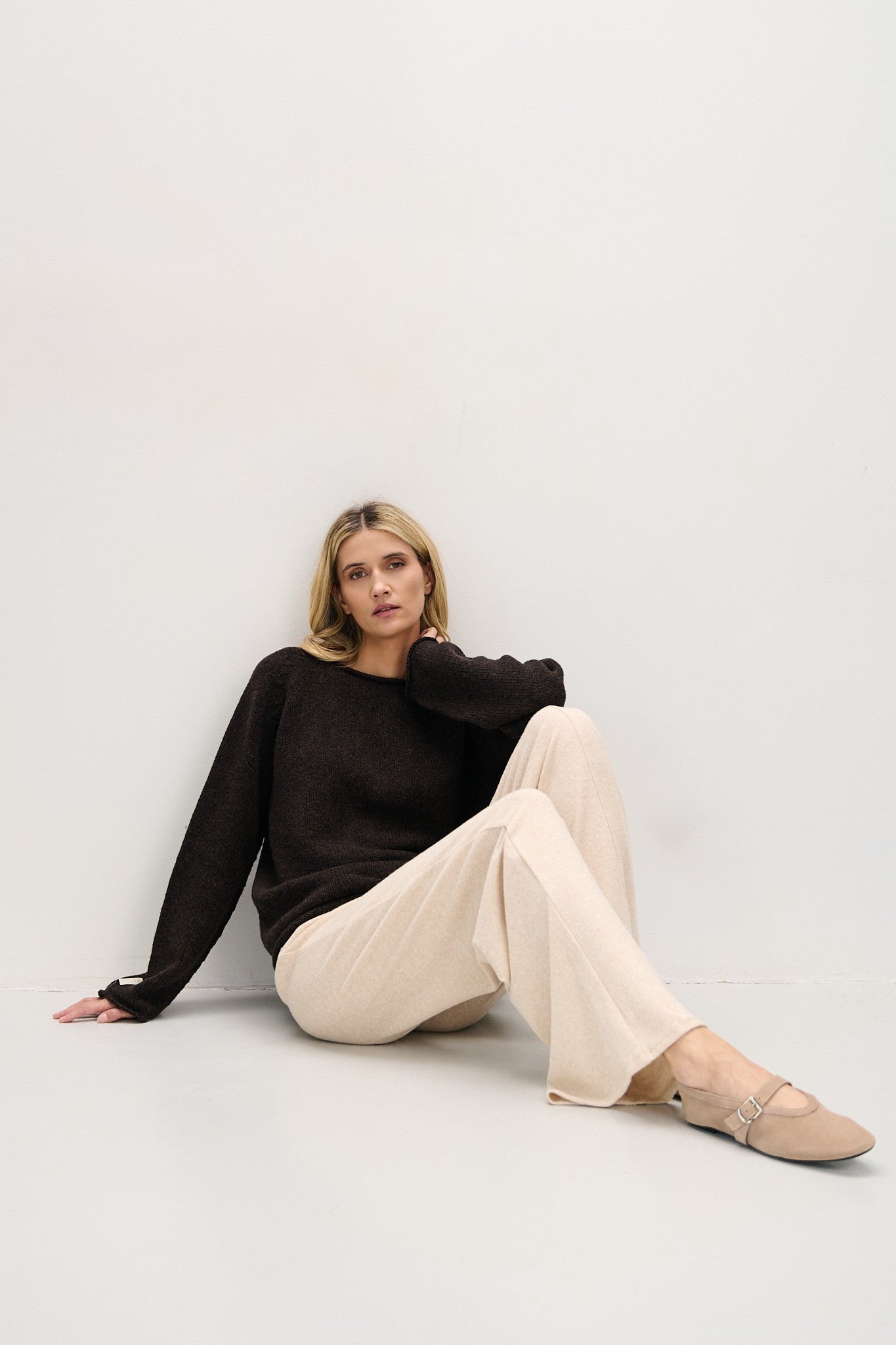 Sweter z wełny merynos brązowy - 4