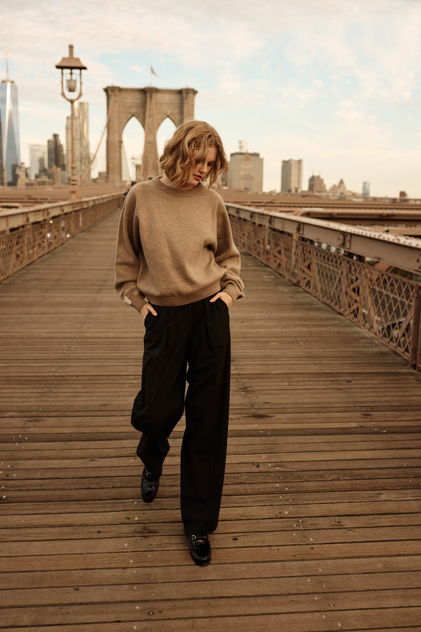 Sweter z wełny merynos kawowy - 4