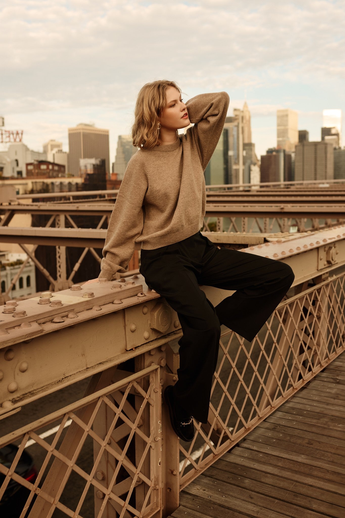 Sweter z wełny merynos kawowy - 1