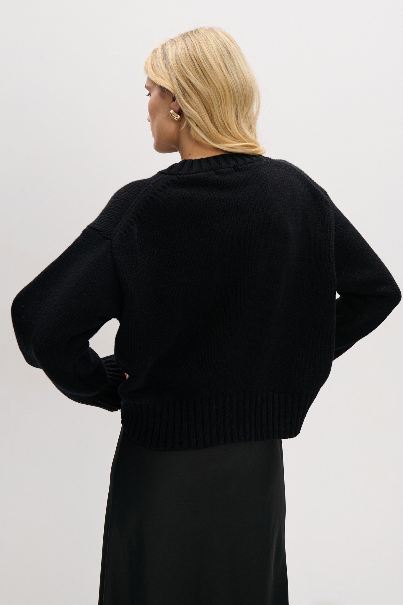 Sweter z wełny merynos o grubym splocie czarny - 2