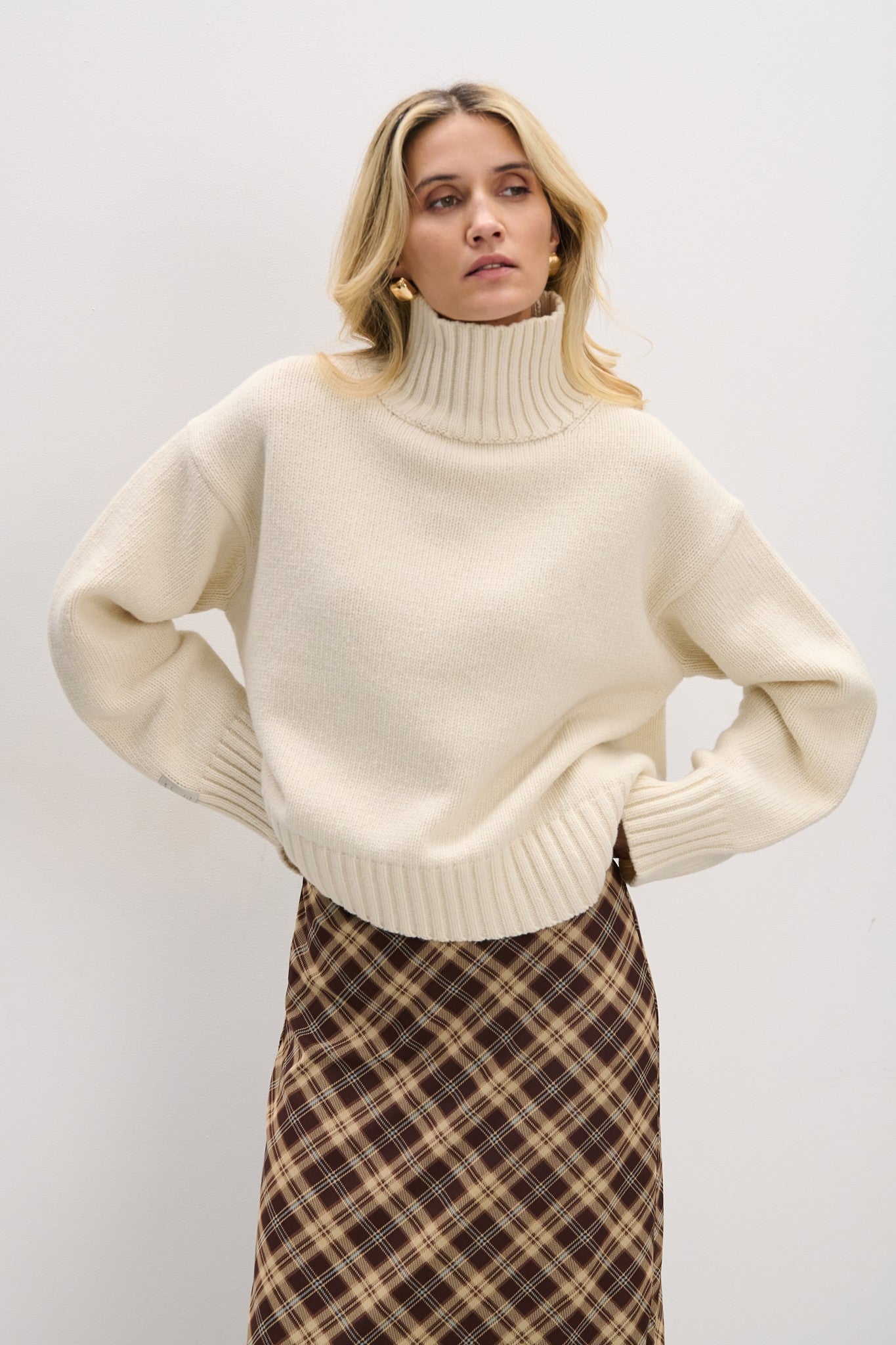 Sweter z wełny merynos o grubym splocie półgolf ecru - 1