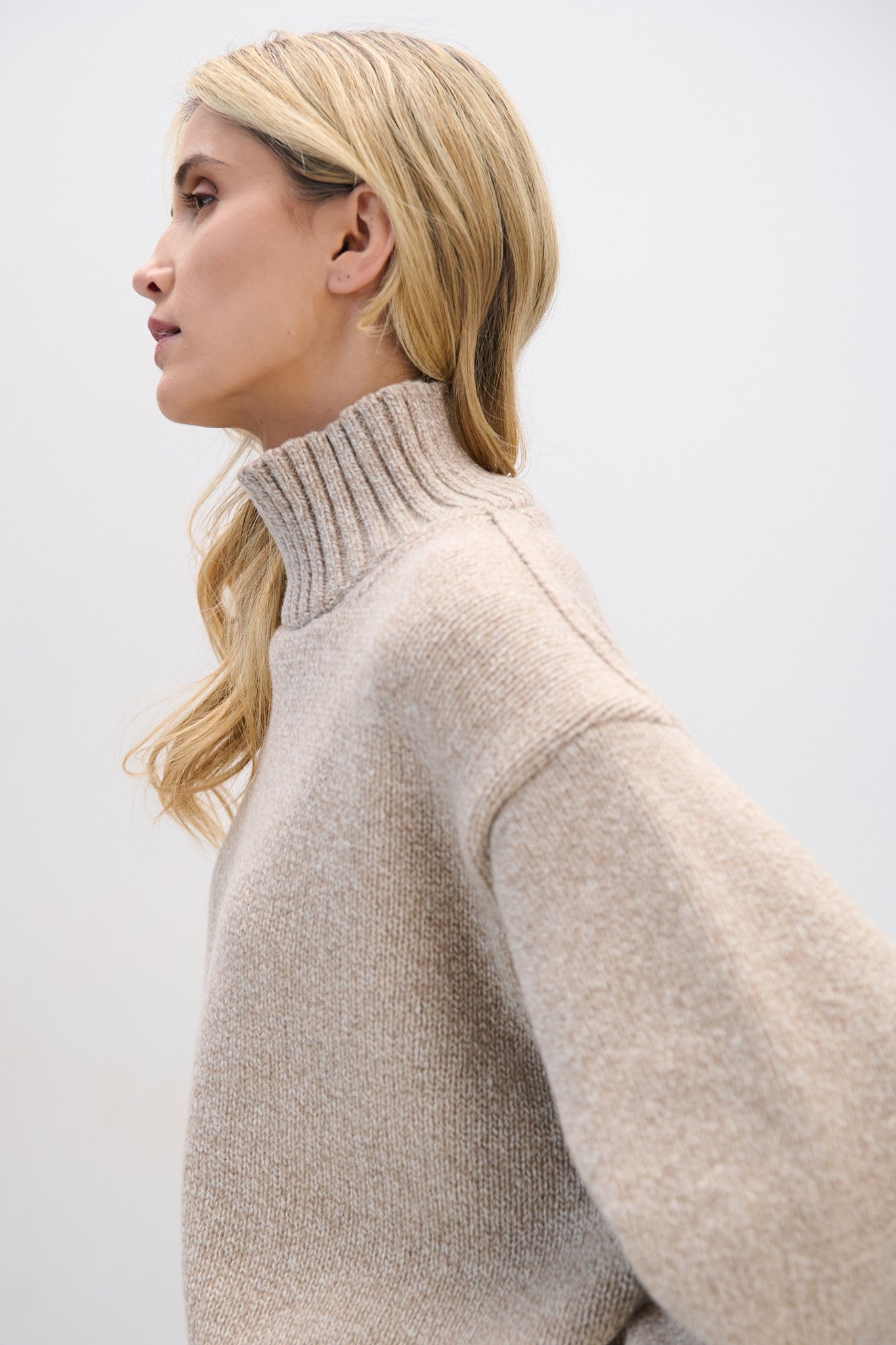 Sweter z wełny merynos o grubym splocie półgolf beżowy - 2