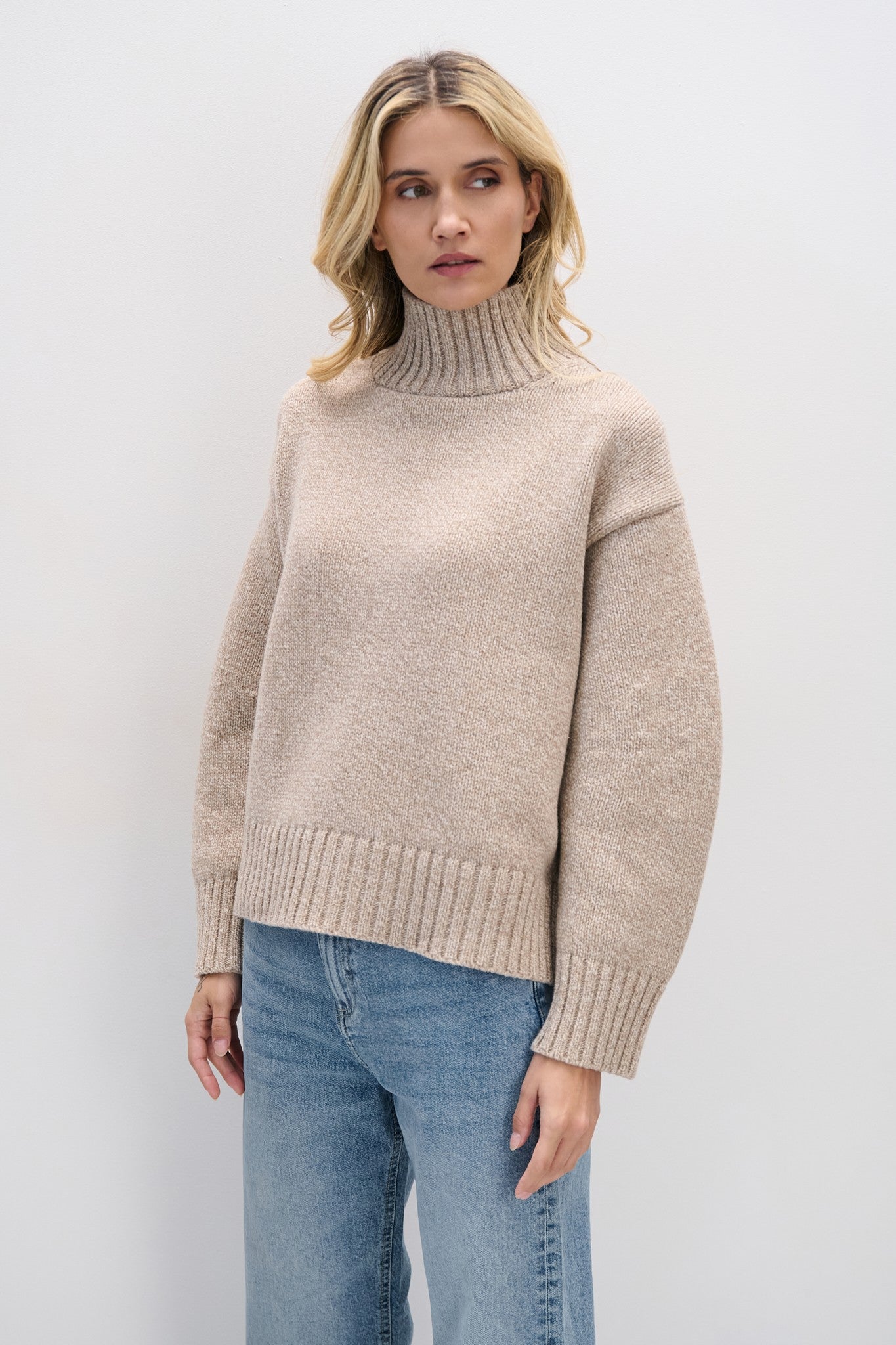 Sweter z wełny merynos o grubym splocie półgolf beżowy - 1
