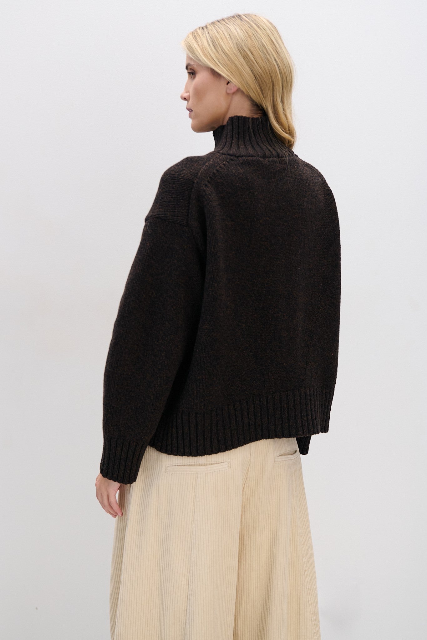 Sweter z wełny merynos o grubym splocie półgolf brązowy - 5