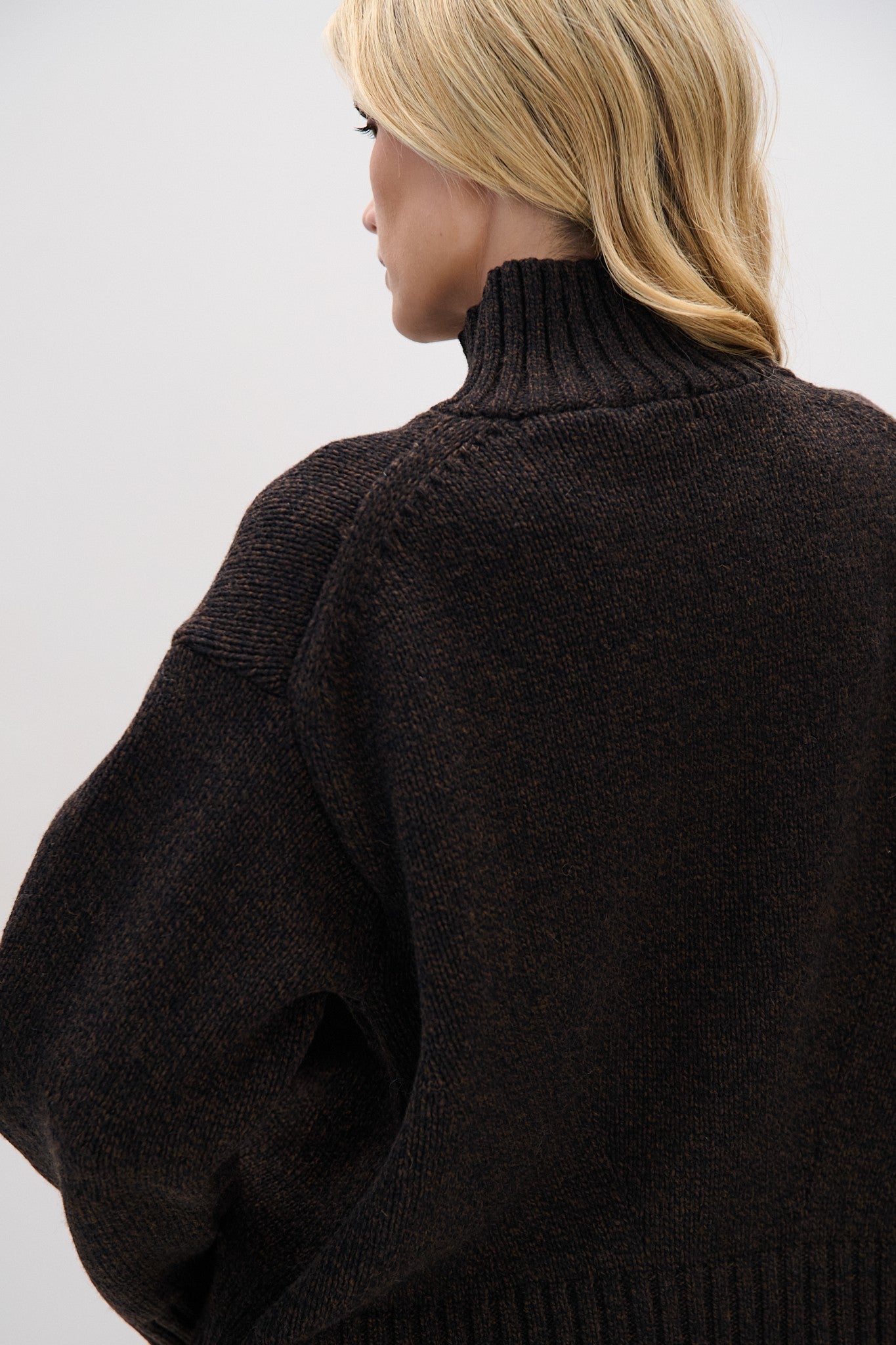 Sweter z wełny merynos o grubym splocie półgolf brązowy - 3