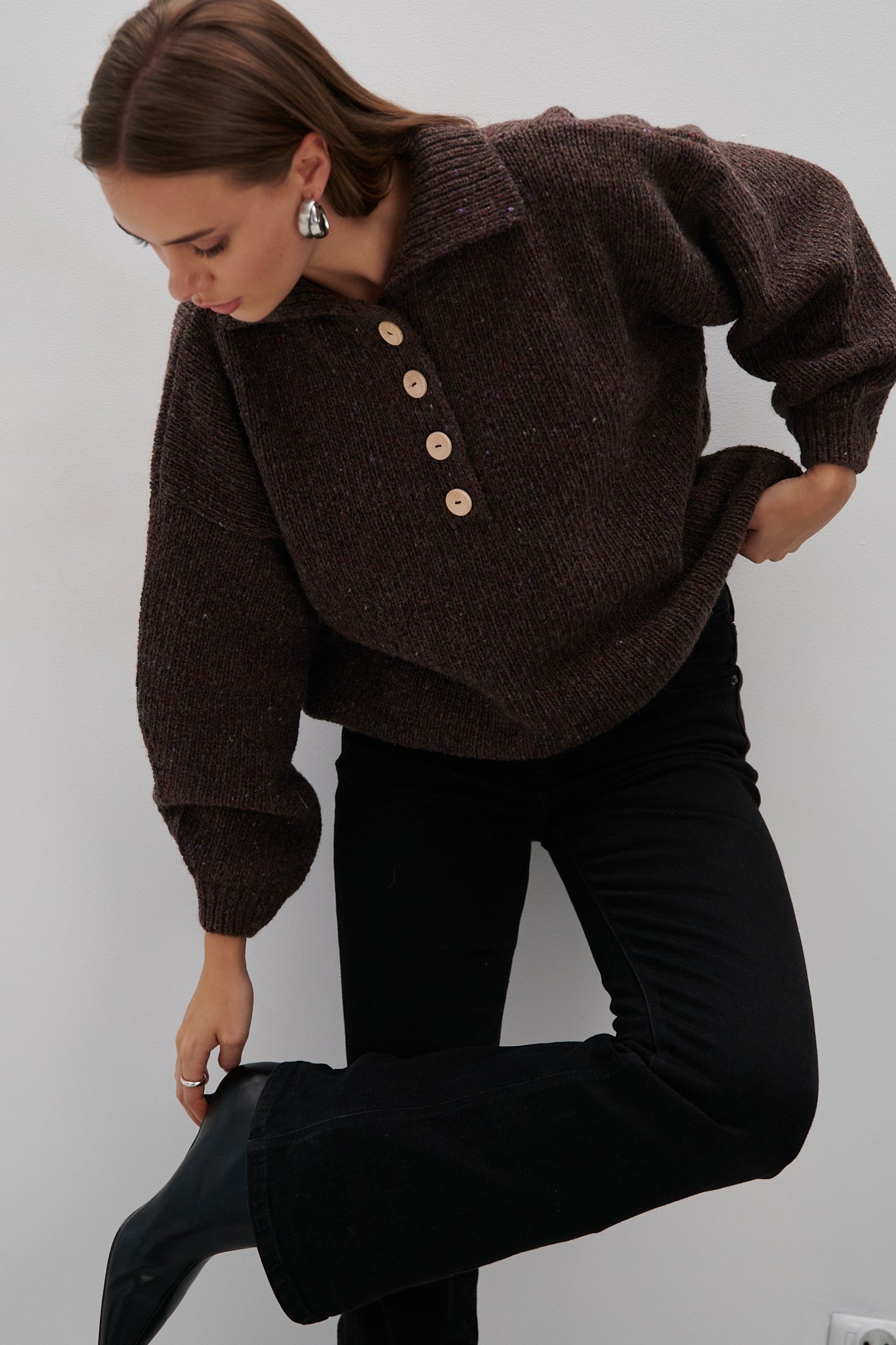 SWETER Z WEŁNY Z KOŁNIERZEM CINNAMON BARK brązowy - 1