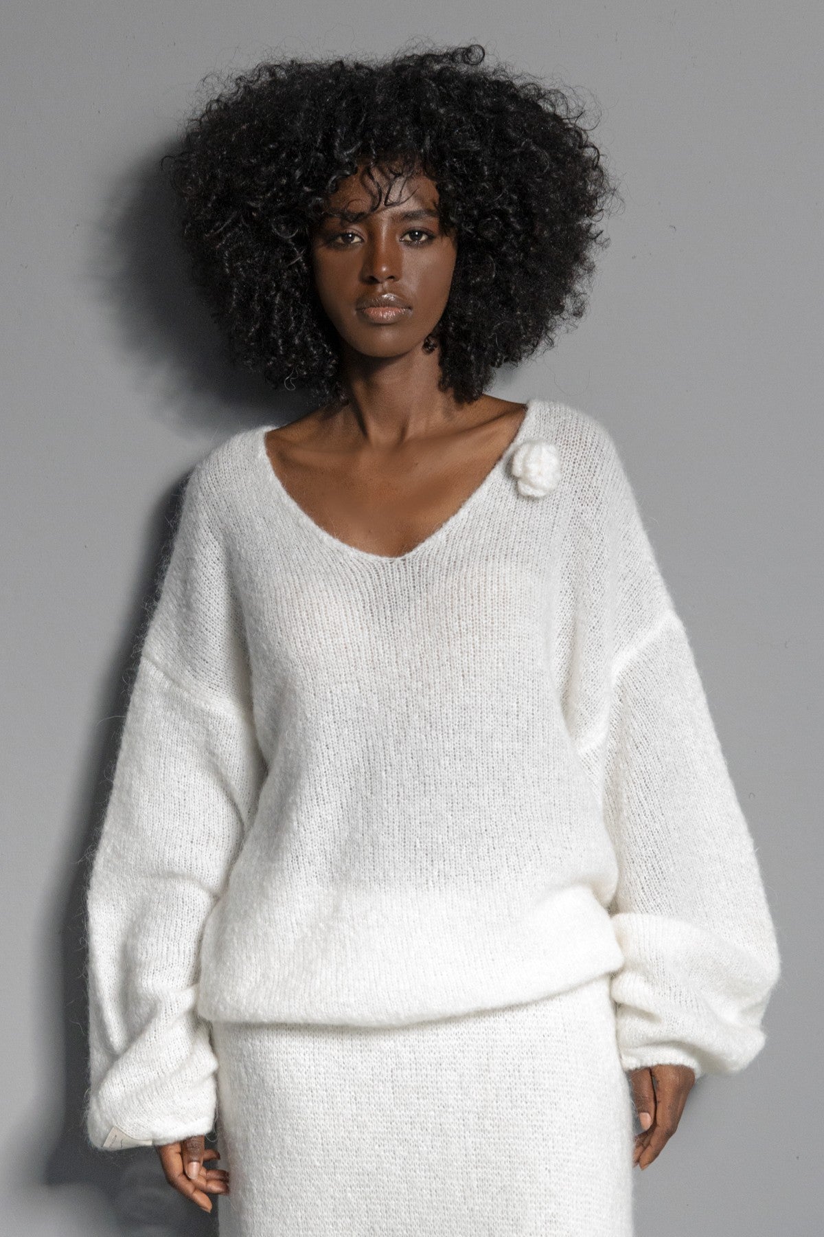 Sweter z wełny z kwiatkiem ecru - 3