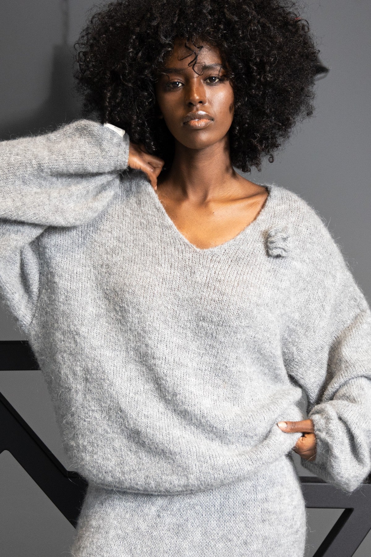 Sweter z wełny z kwiatkiem szary - 3