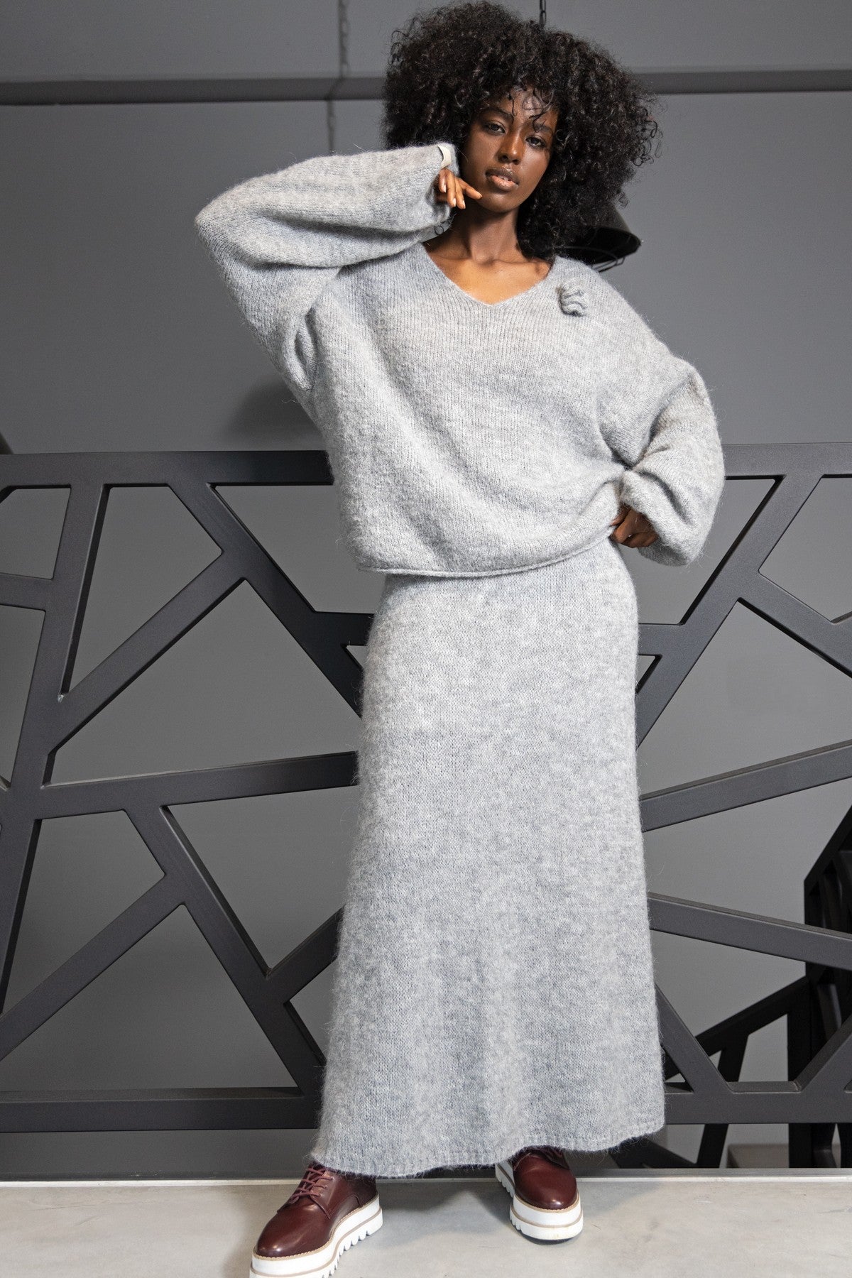 Sweter z wełny z kwiatkiem szary - 4