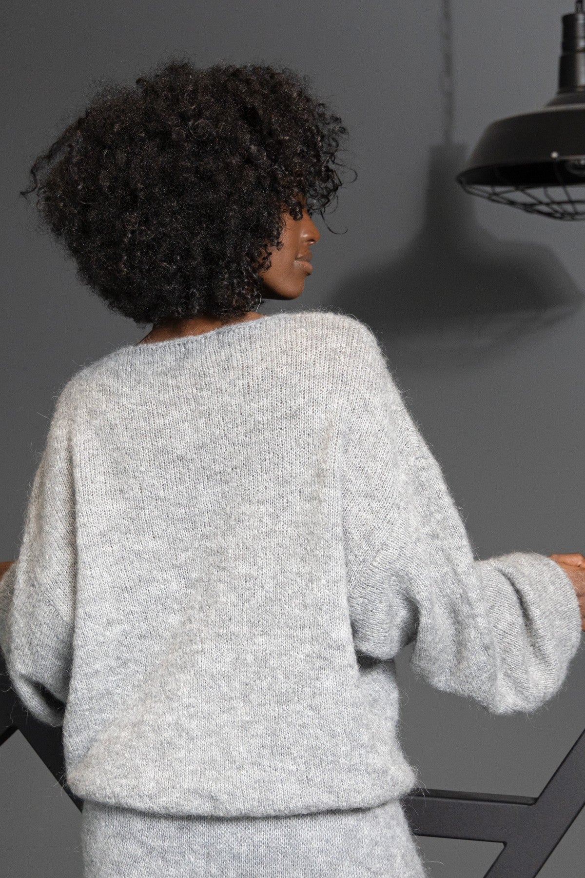 Sweter z wełny z kwiatkiem szary - 5