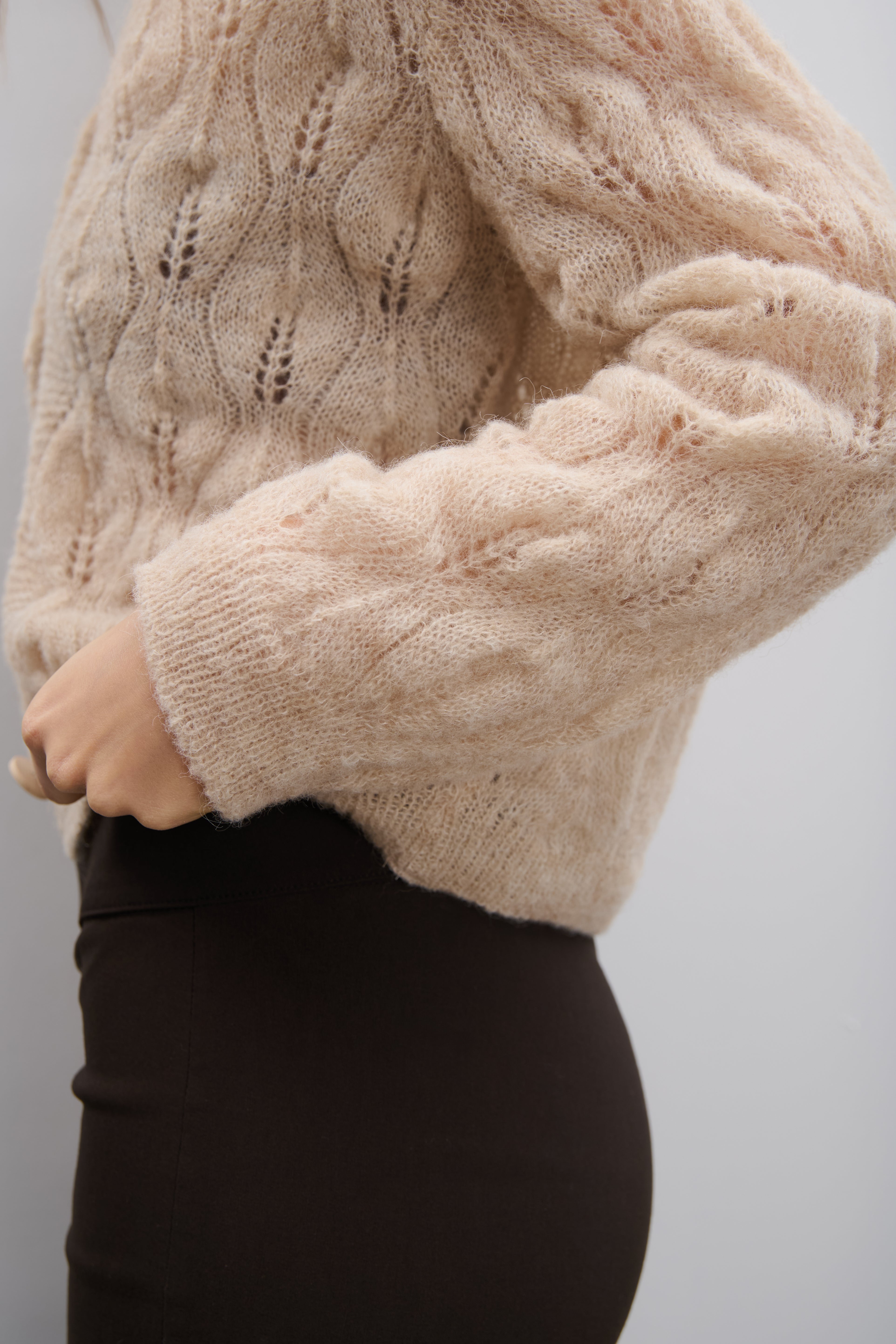 Delikatny kardigan mgiełka z wełny alpaki beżowy