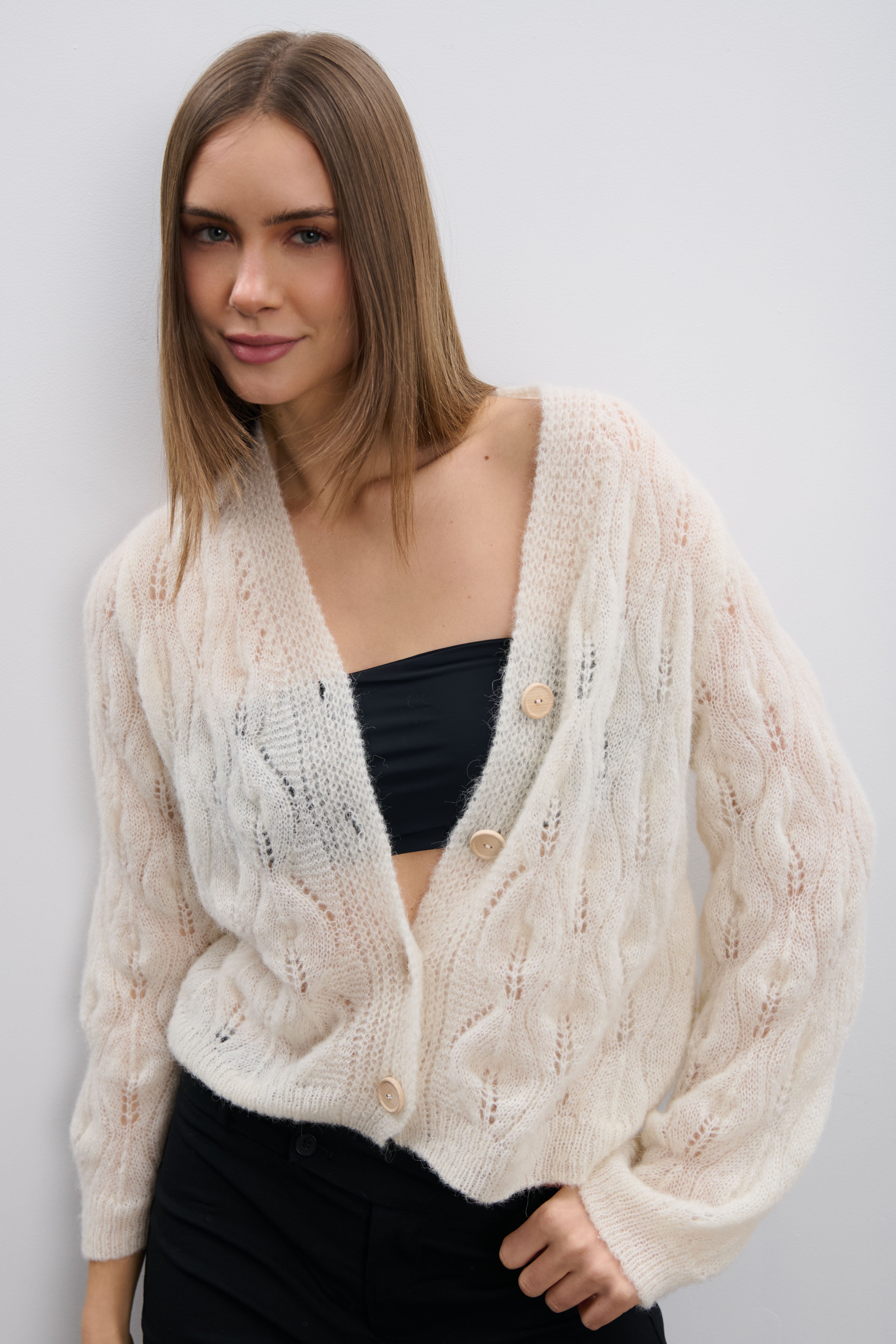 Delikatny kardigan mgiełka z wełny alpaki ecru