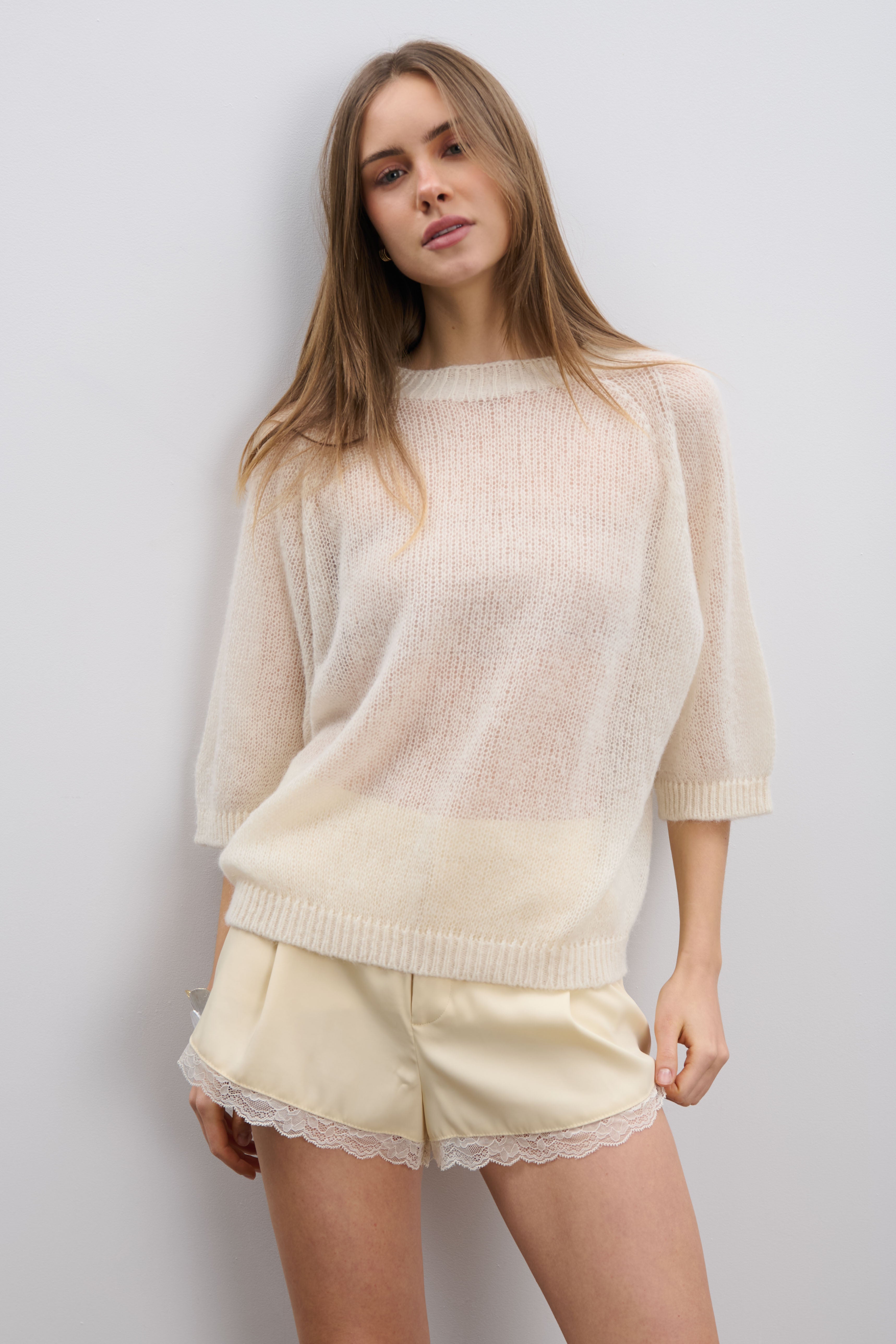 Delikatny bezszwowy sweter z jedwabiu i wełny alpaki ecru