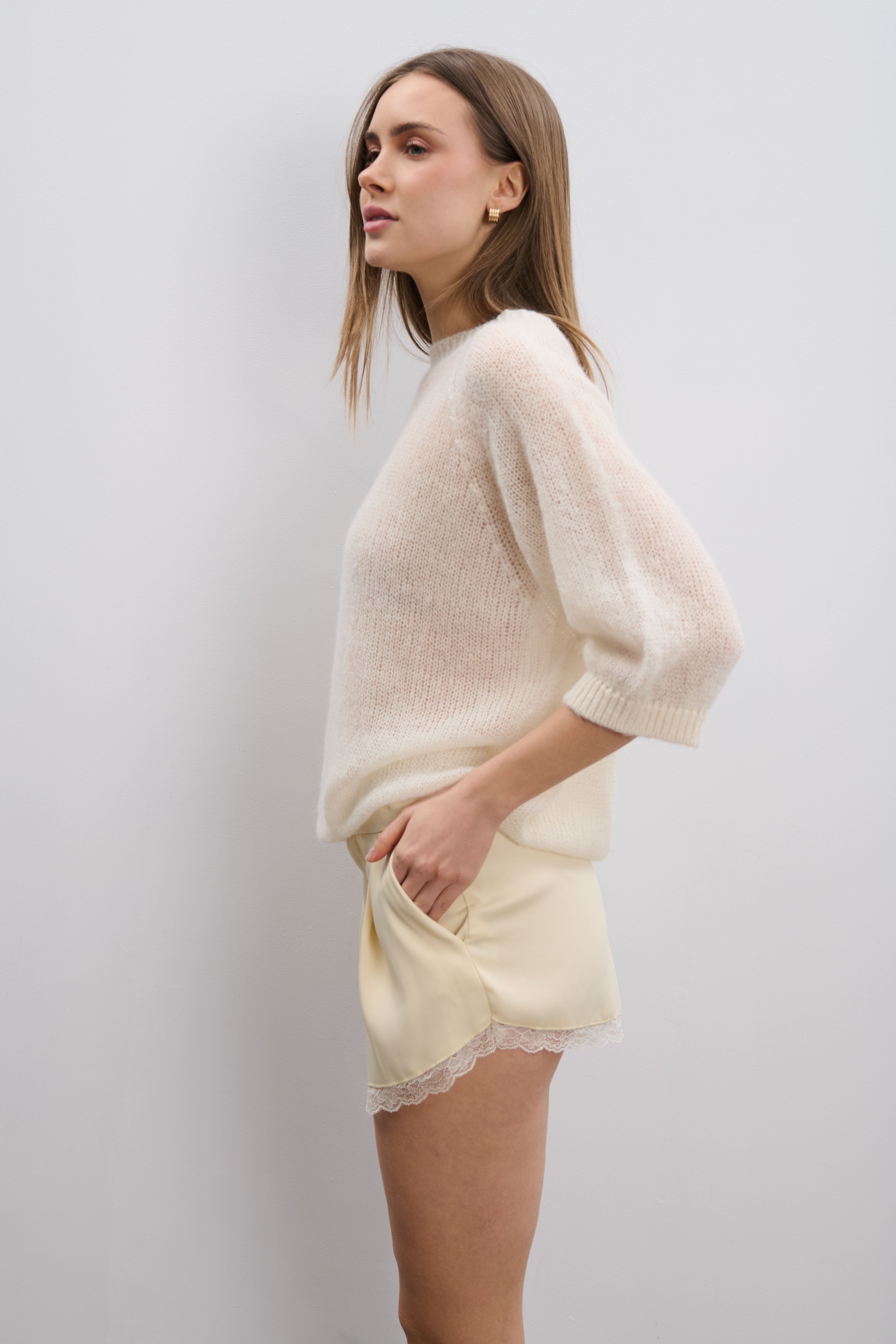 Delikatny bezszwowy sweter z jedwabiu i wełny alpaki ecru