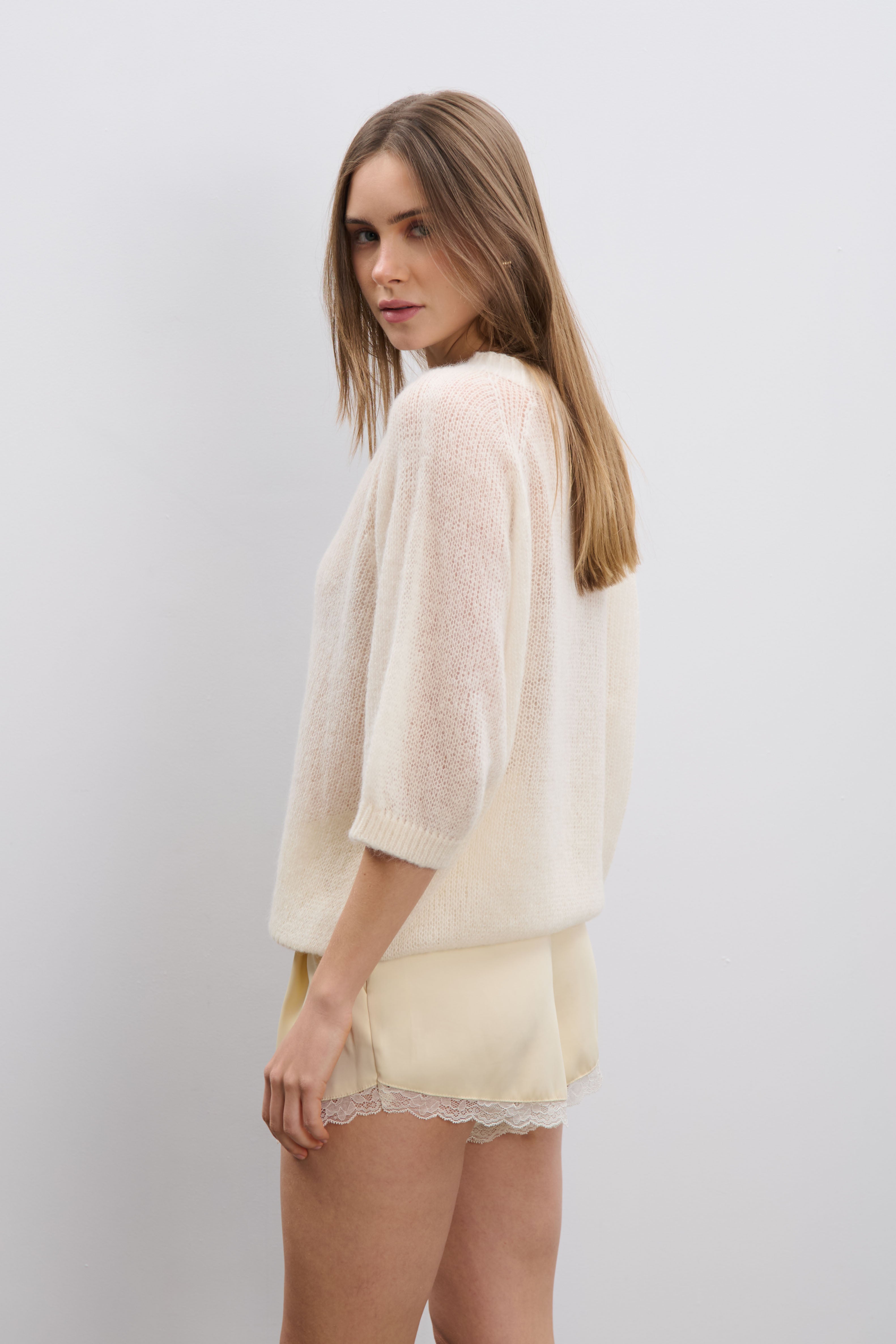 Delikatny bezszwowy sweter z jedwabiu i wełny alpaki ecru