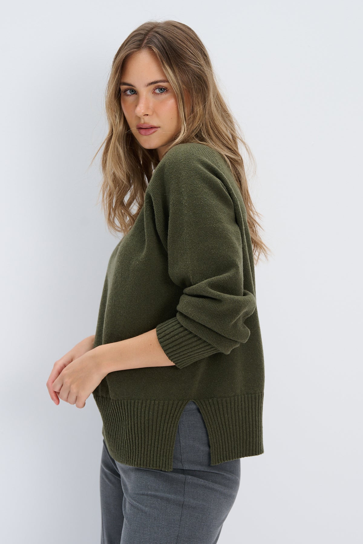 Sweter z wełny merynos Mellow oliwka