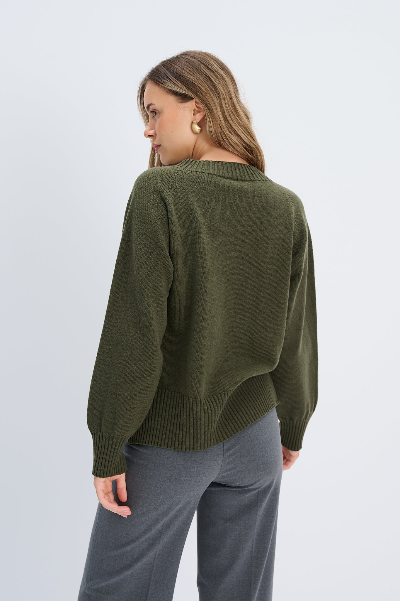 Sweter z wełny merynos Mellow oliwka