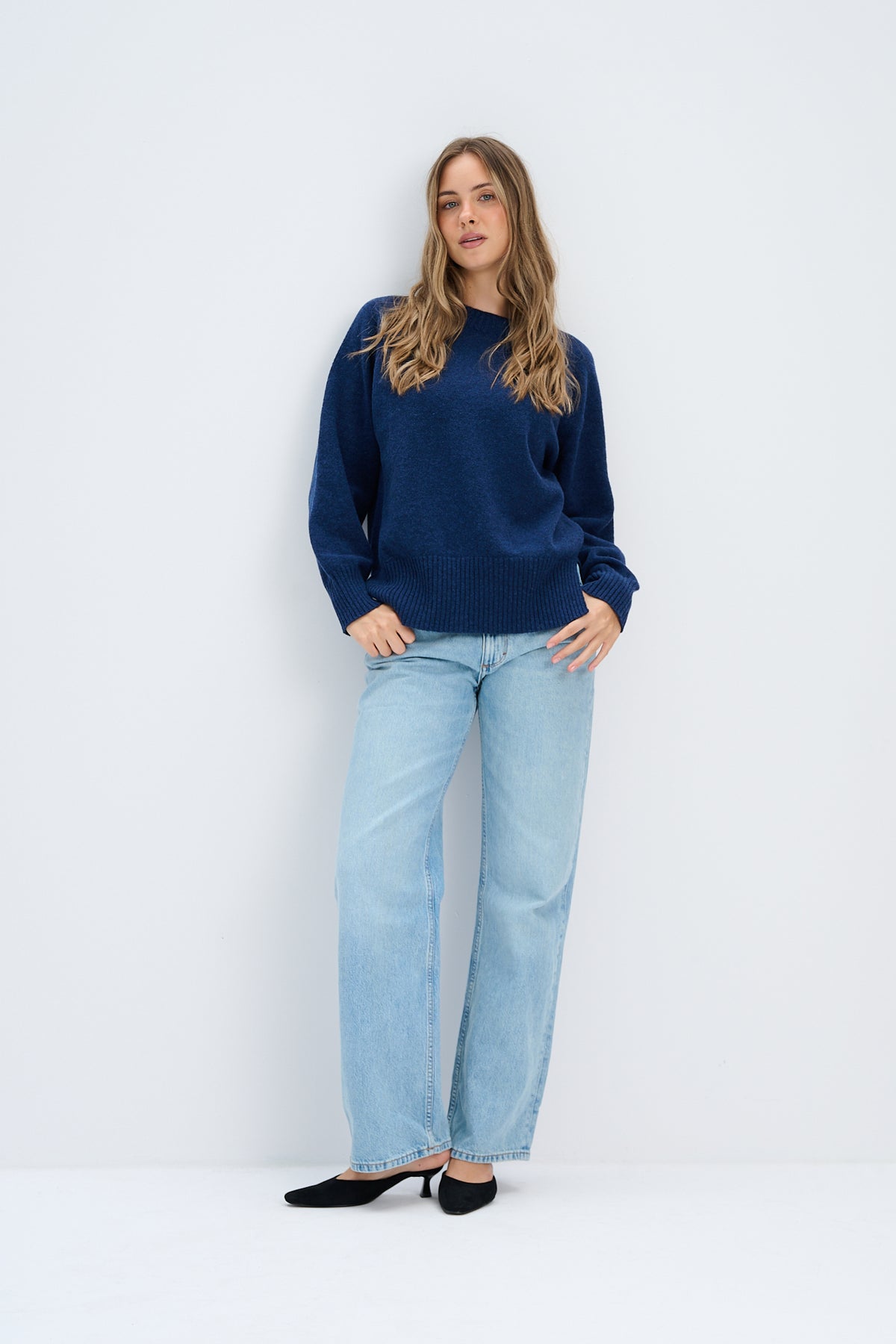 Sweter z wełny merynos Mellow granatowy