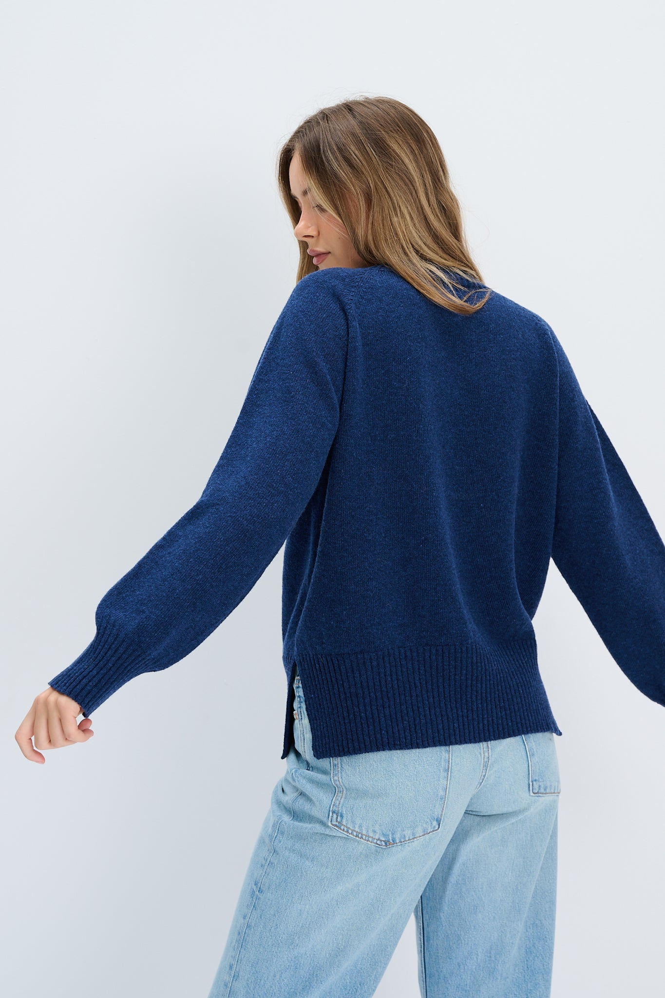 Sweter z wełny merynos Mellow granatowy