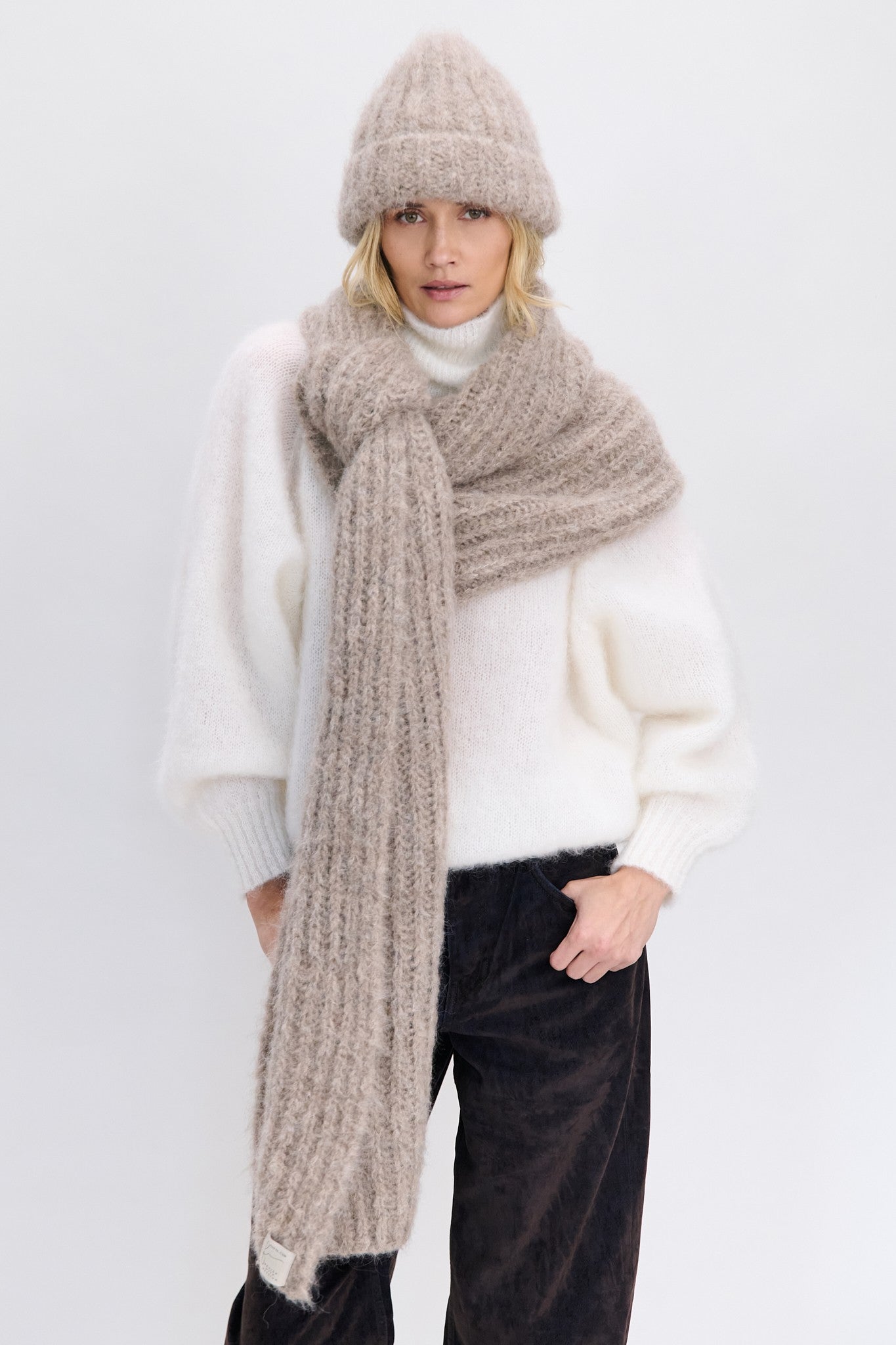 Szal z niefarbowanej wełny alpaki EARTH EMBRACE beżowy - 1