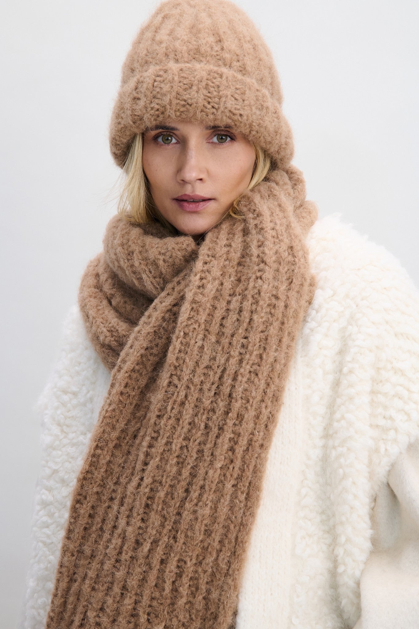 Szal z niefarbowanej wełny alpaki EARTH EMBRACE karmelowy - 3