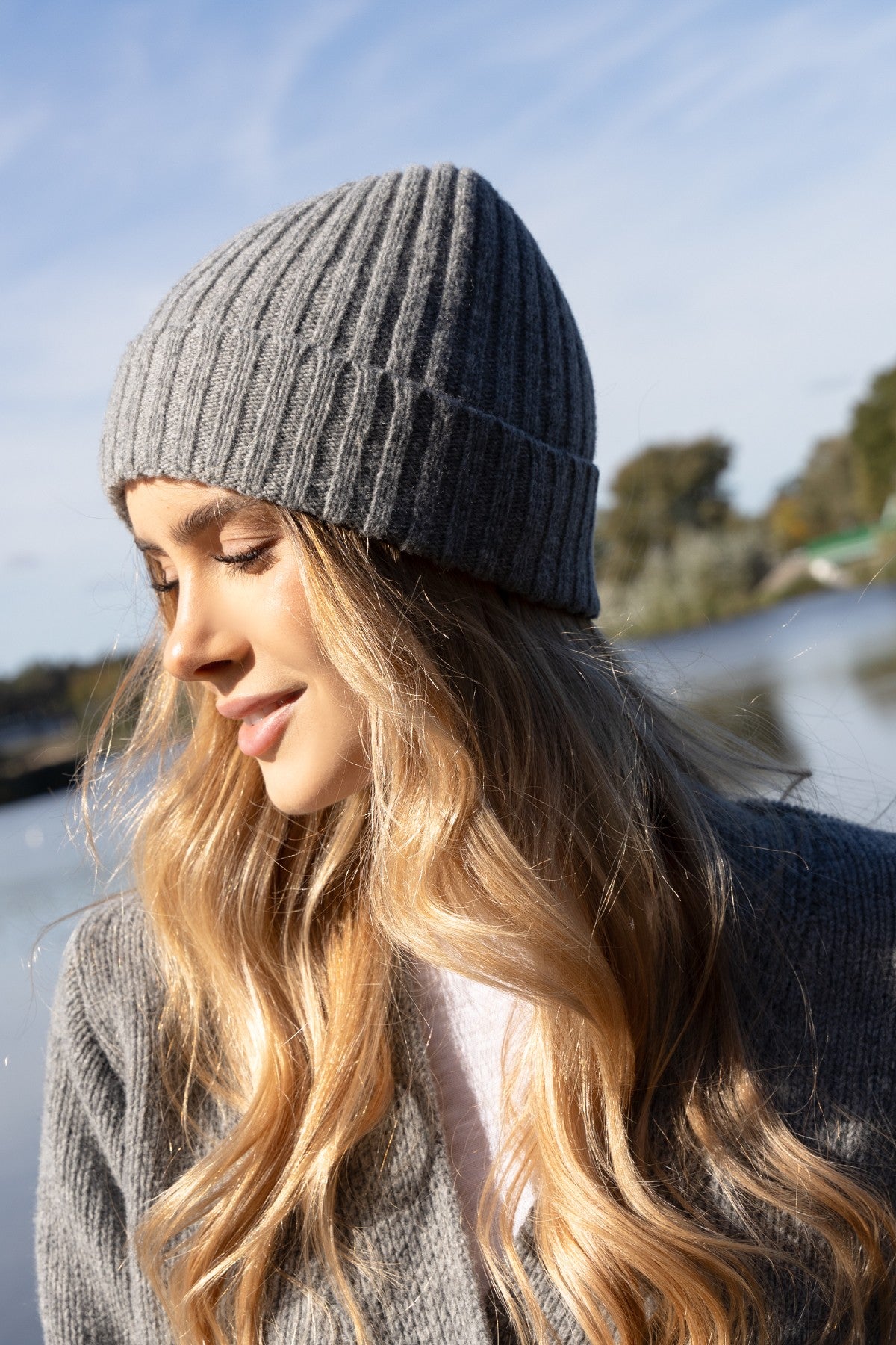 Wełniana czapka prążkowana szary - 5