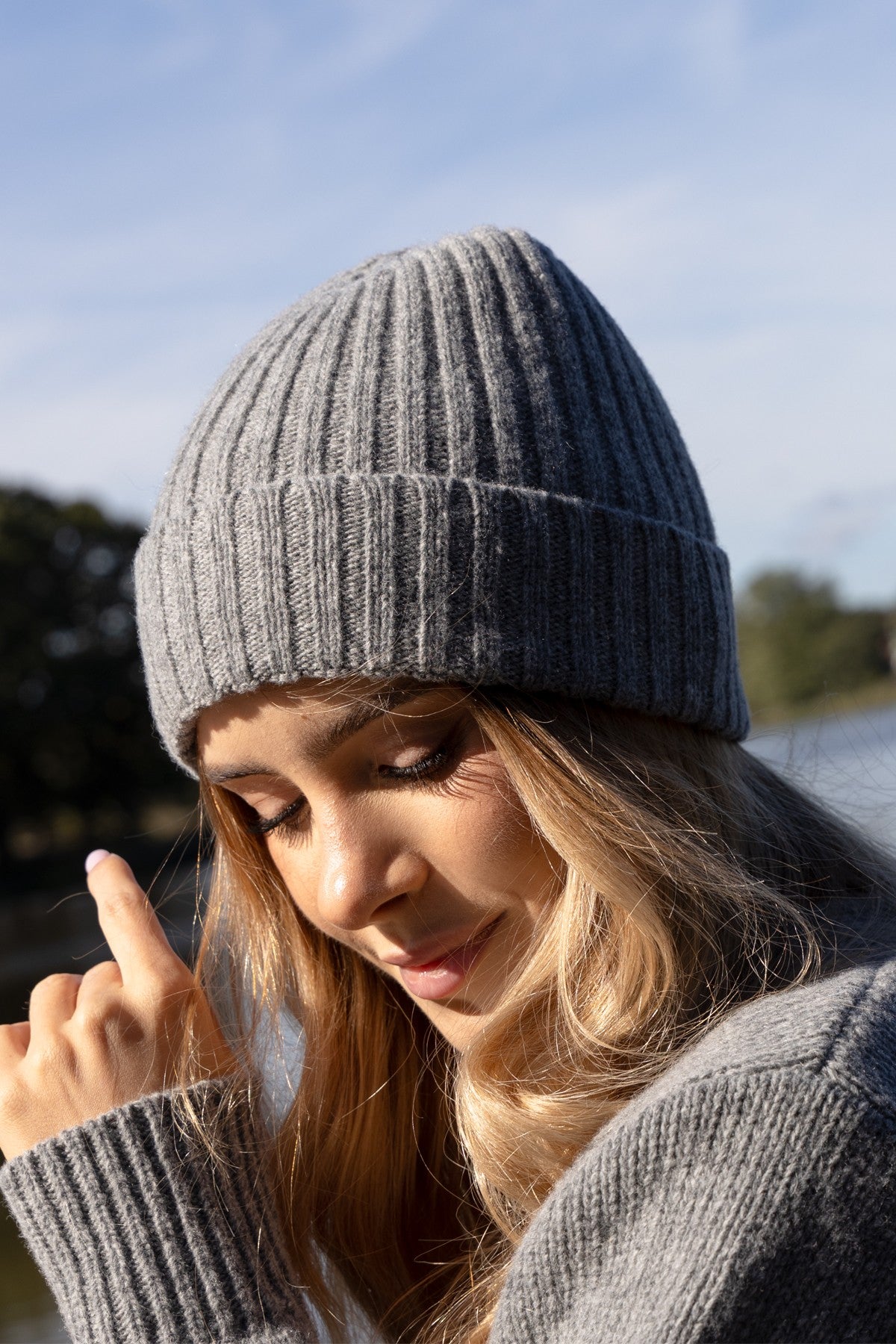 Wełniana czapka prążkowana szary - 1