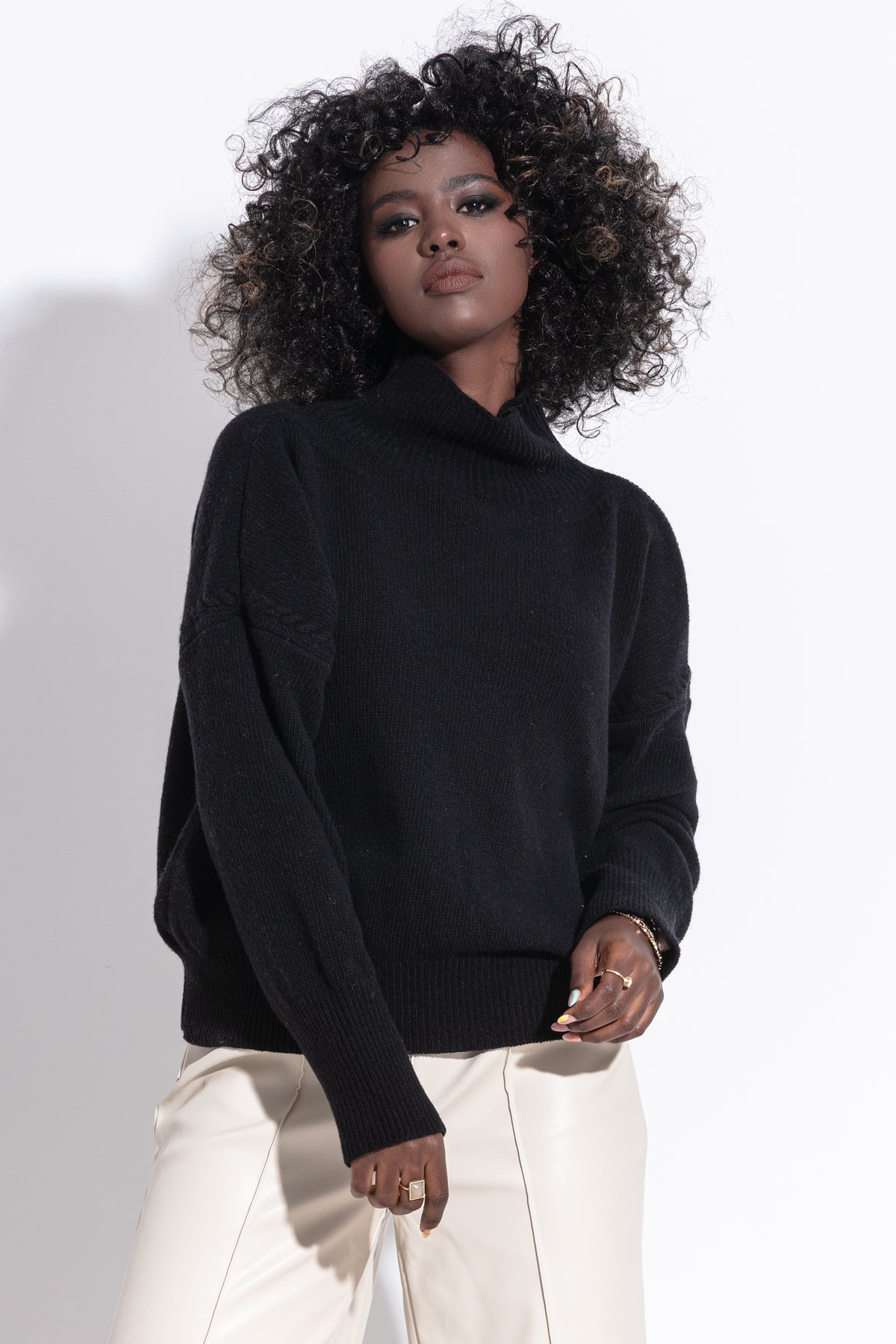 Wełniany elegancki sweter z golfem czarny - 1