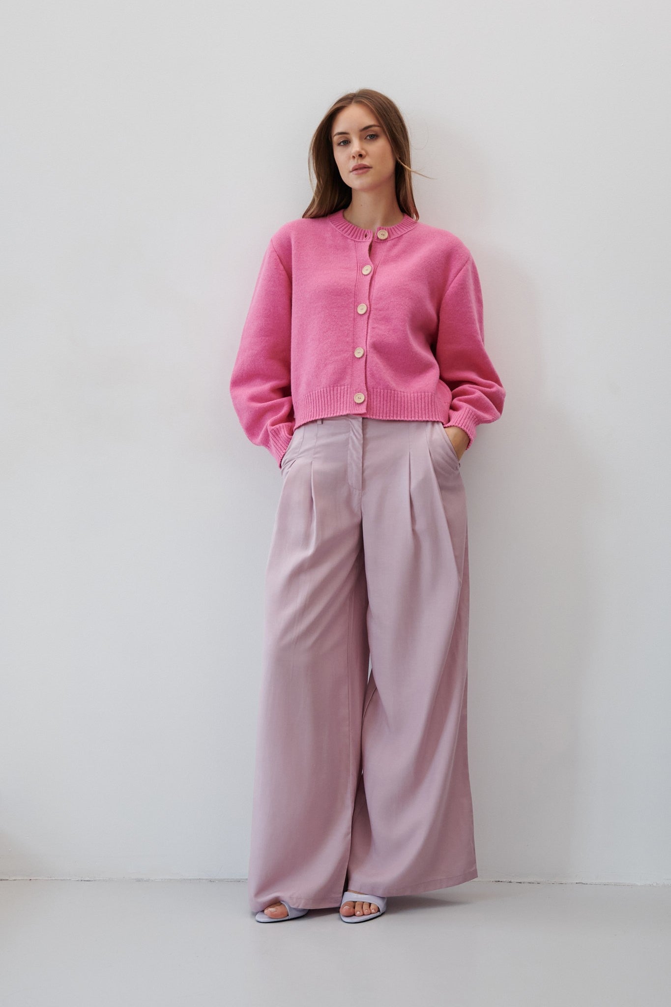 Wełniany kardigan zapinany różowy - 5