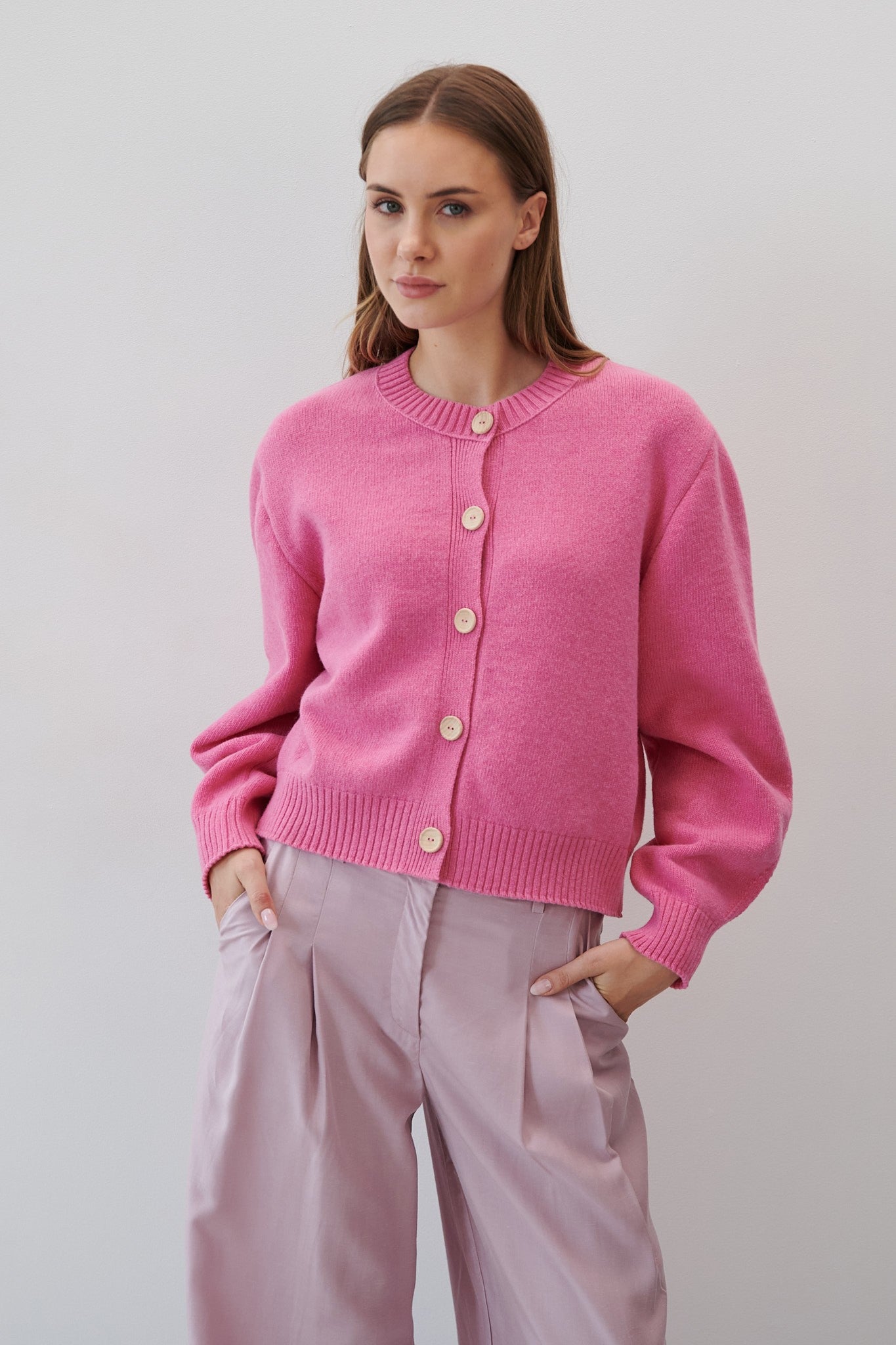 Wełniany kardigan zapinany różowy - 3