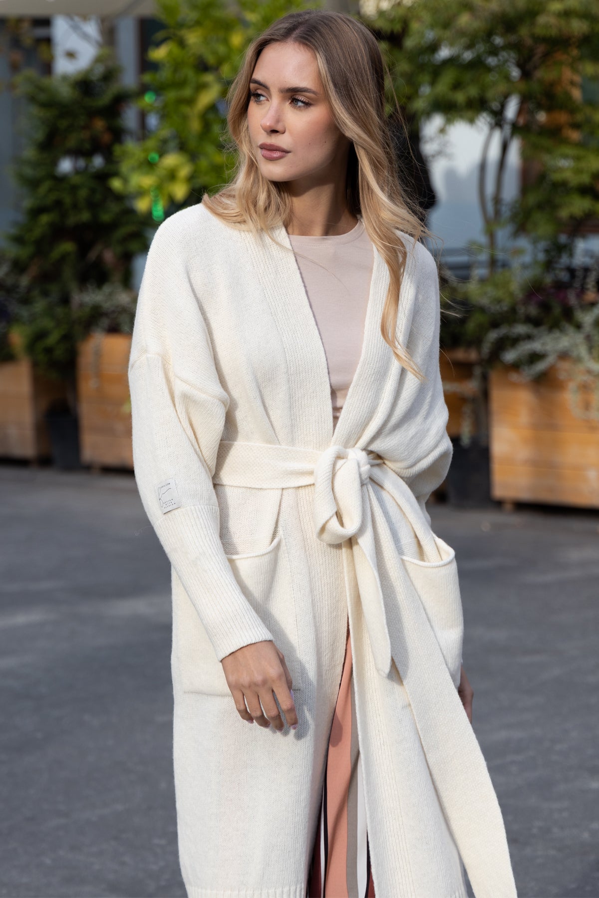 Wełniany klasyczny kardigan z kieszeniami ecru - 2